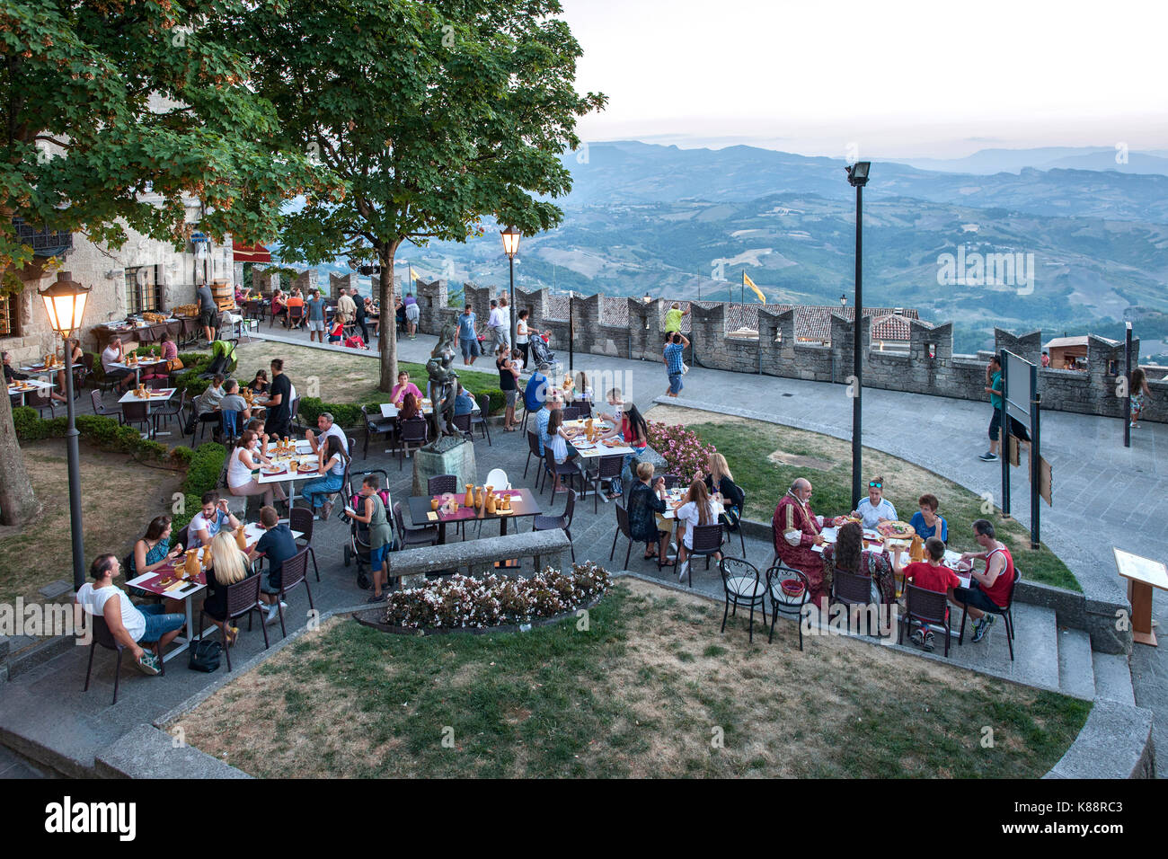 Caffetteria all'aperto/ristorante sui bastioni della città vecchia di San Marino nella Repubblica di San Marino. Foto Stock