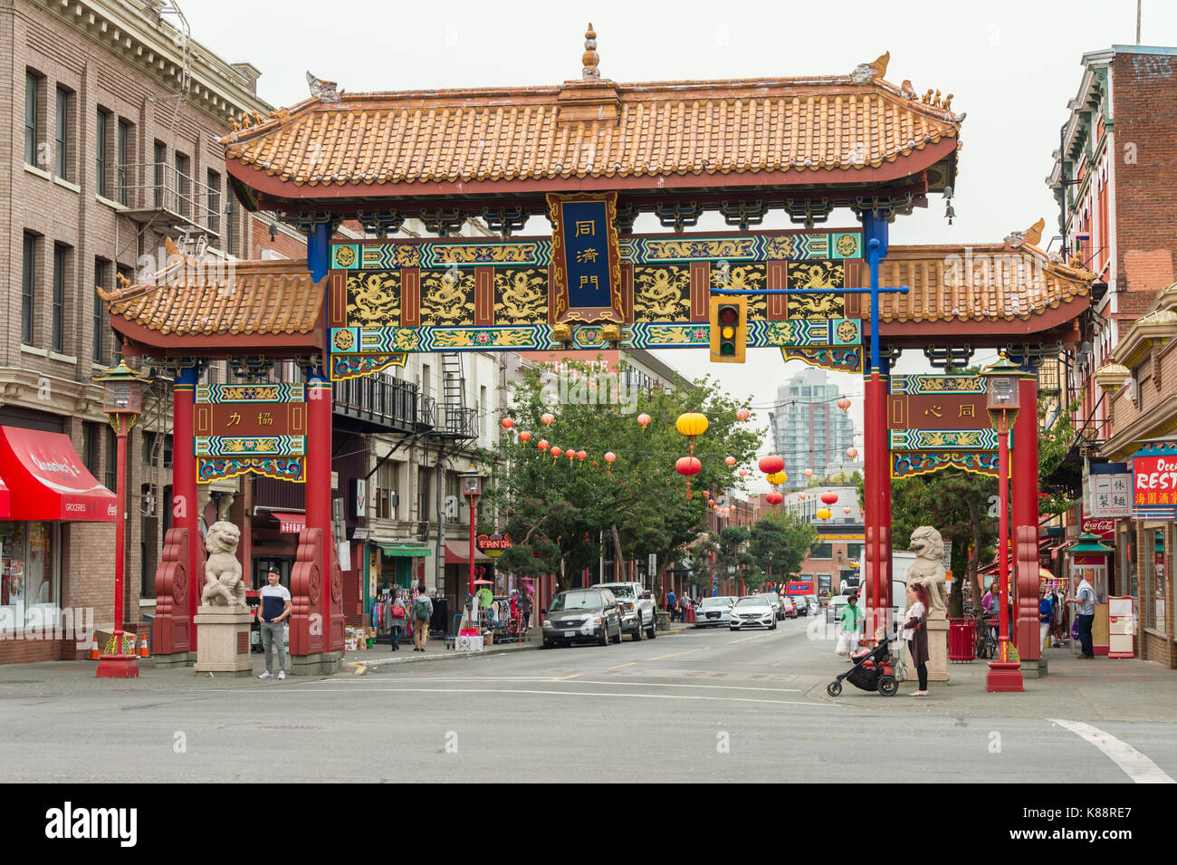 Victoria, British Columbia, Canada - 6 Settembre 2017: Chinatown Gate sulla strada Fisgard Foto Stock