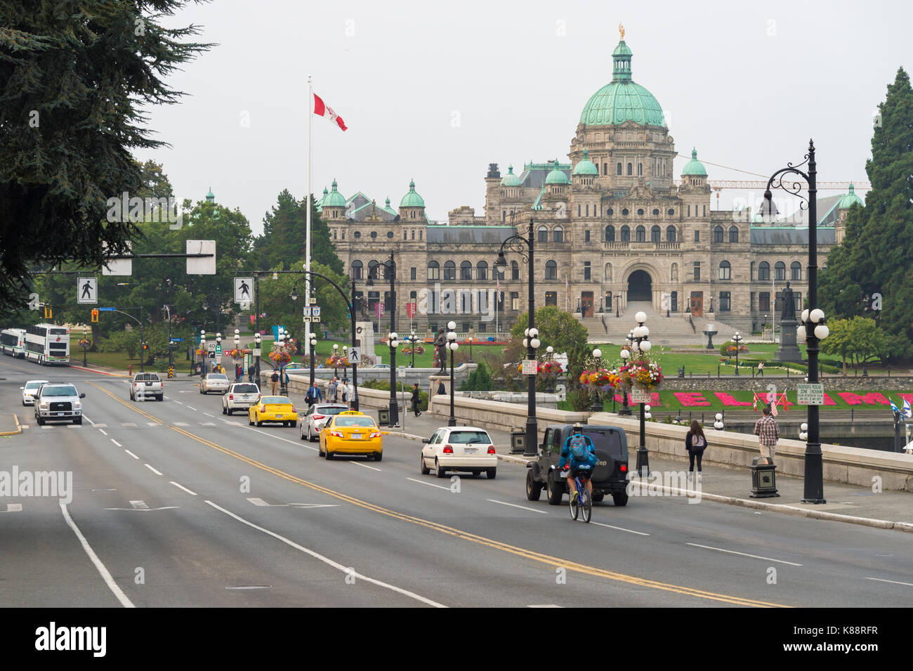 Victoria, British Columbia, Canada - 7 settembre 2017: mattina il traffico sulla strada del governo e della Columbia britannica legislatura in background Foto Stock