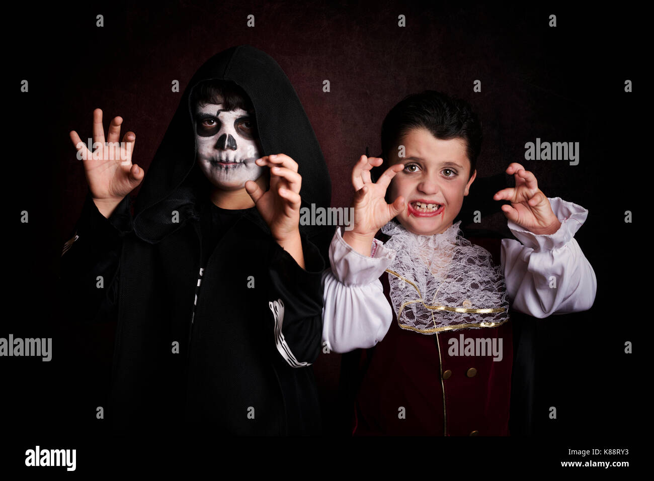 I bambini in halloween.i bambini vestiti da un vampiro e uno scheletro Foto Stock