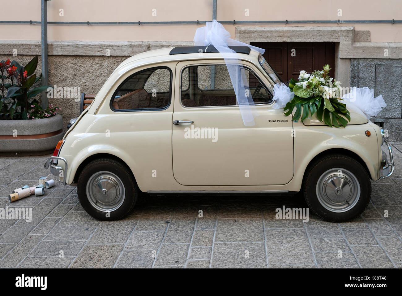 Piccola vettura adorna per celebrare matrimoni nella città vecchia di San Marino. Foto Stock