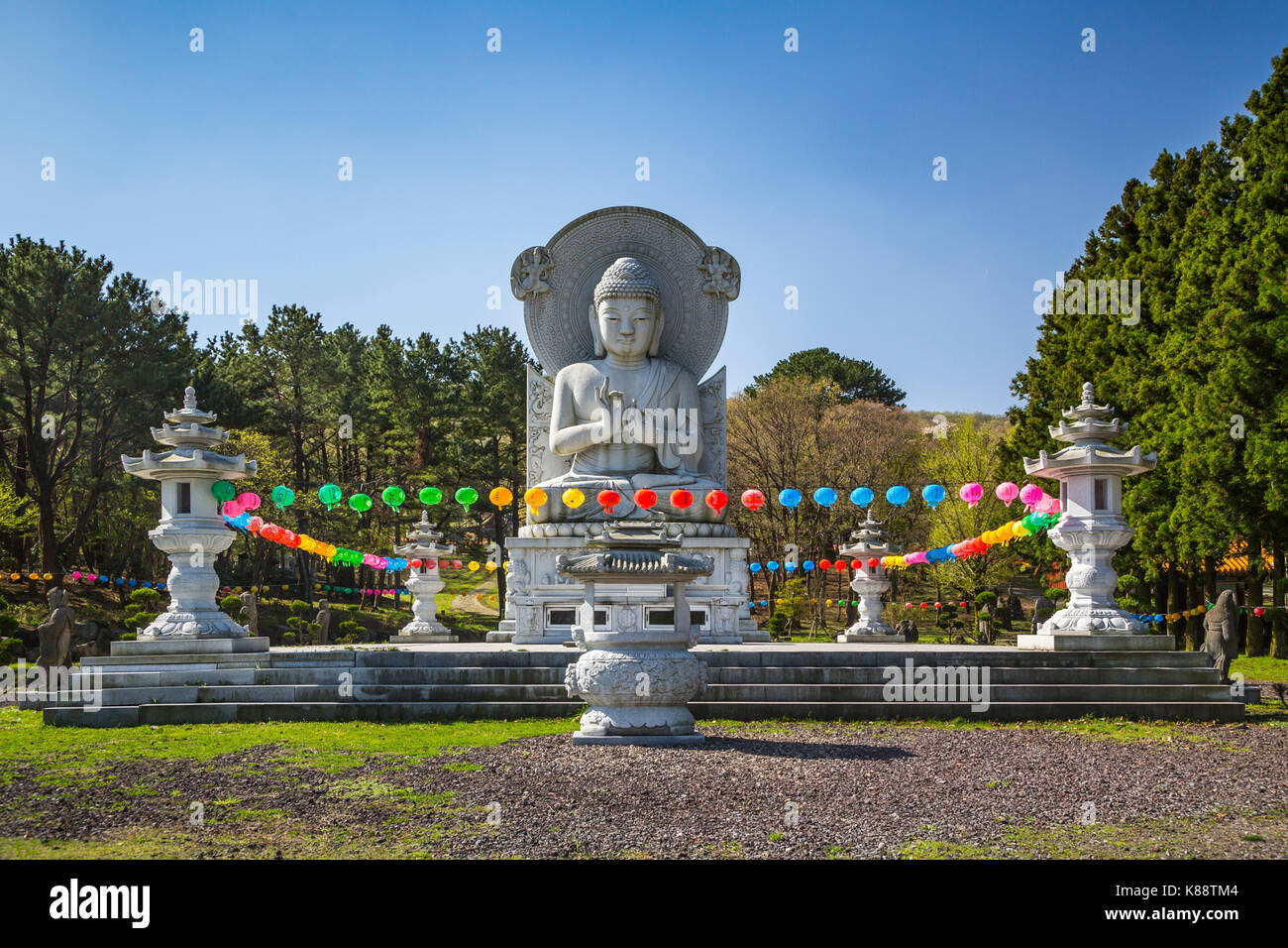 Il Tempio Gwaneumsa al piede di Mt. Halla in Ara-dong nella città di Jeju, Jeju Island, Corea del Sud, Asia. Foto Stock
