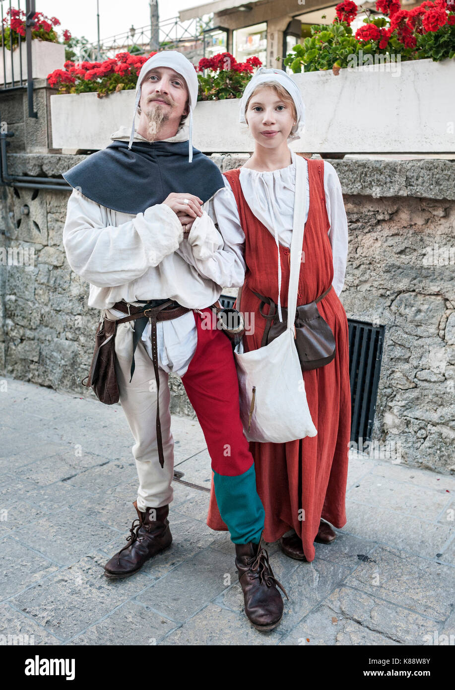 Couple in traditional medieval costume immagini e fotografie stock ad alta  risoluzione - Alamy