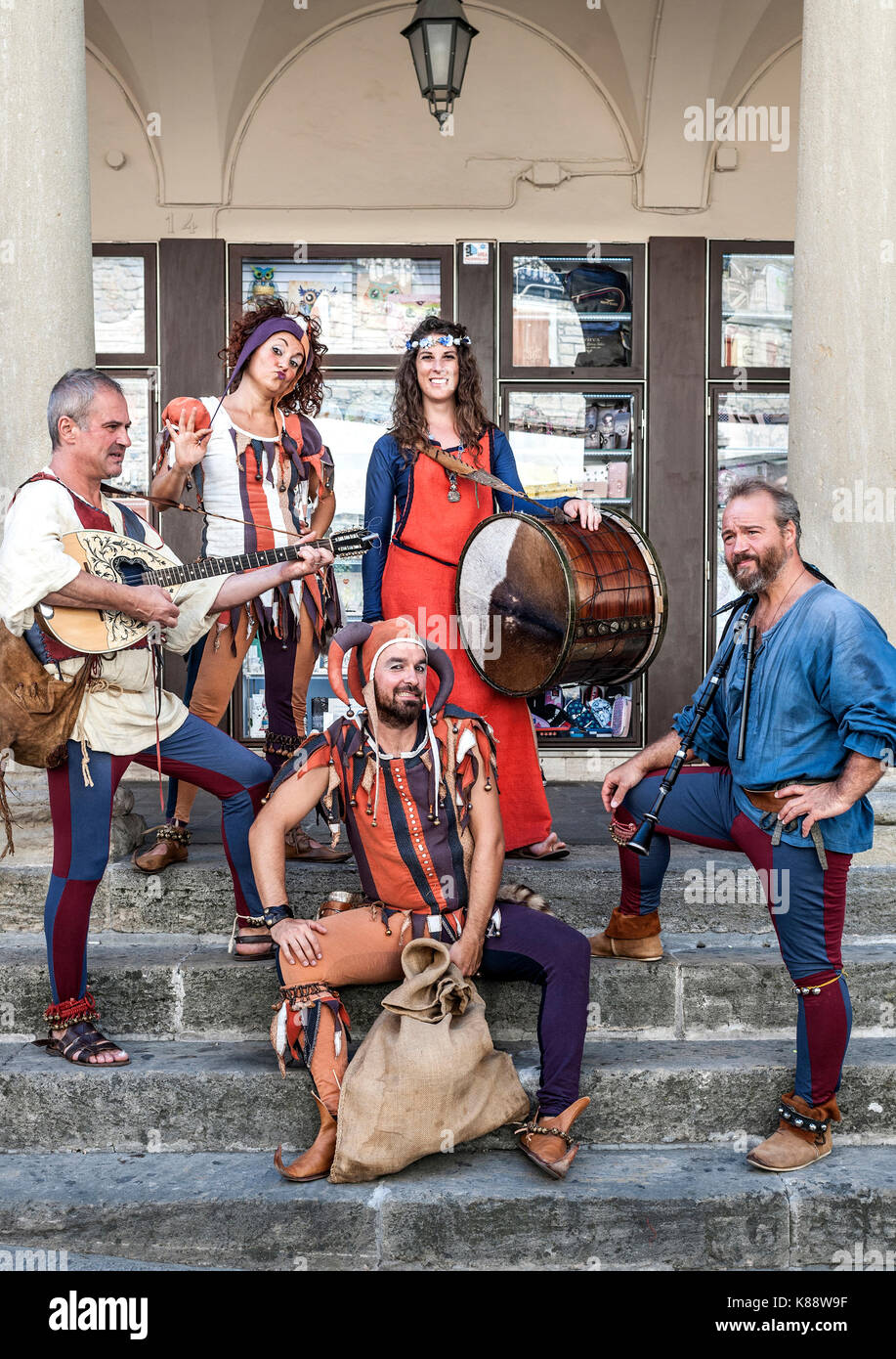 San Marinis vestito e di eseguire in costume durante le annuali Giornate Medievali Festival che si tiene a San Marino. Foto Stock