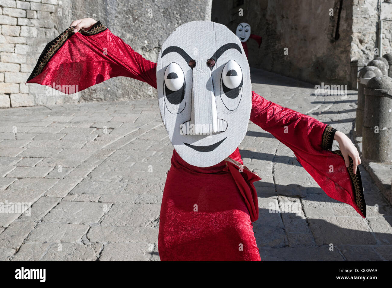 San Marinis vestito e di eseguire nel periodo abiti durante le annuali Giornate Medievali Festival che si tiene a San Marino. Foto Stock