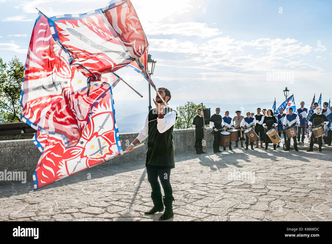 Portabandiera di eseguire un flag di dimostrazione di giocoleria durante le annuali Giornate Medievali Festival che si tiene a San Marino. Foto Stock