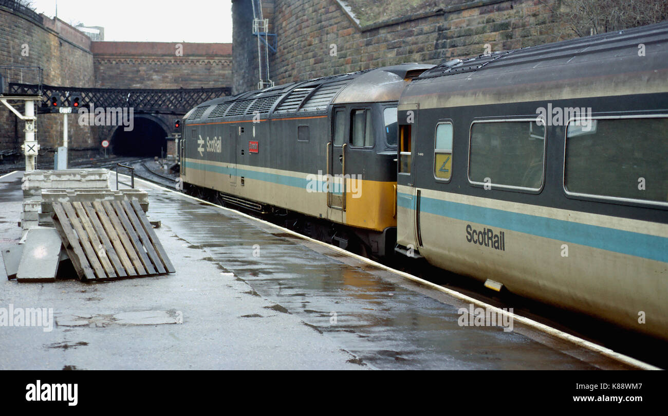 Classe 47 locomotiva alla stazione di glasgow queen street nel 1986 Foto Stock