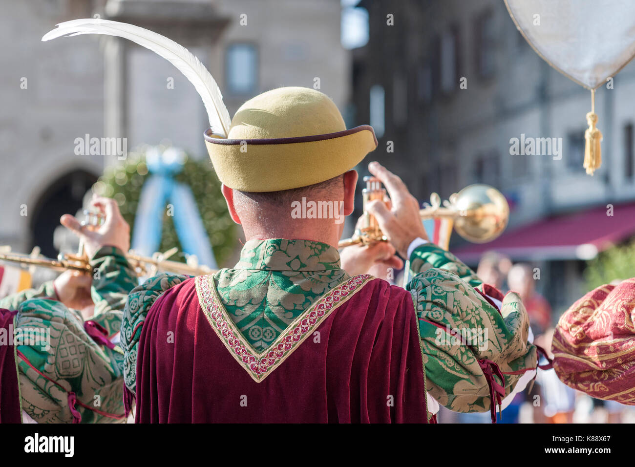Trombettieri eseguire durante le annuali Giornate Medievali Festival che si tiene nel centro storico di San Marino nella Repubblica di San Marino. Foto Stock