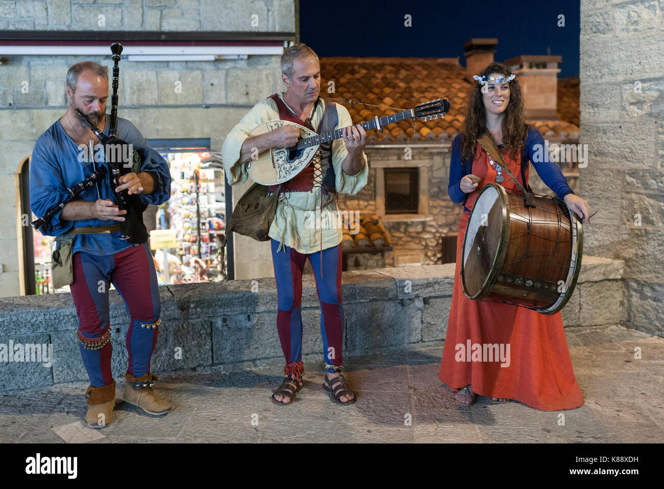 San Marinis vestito e di eseguire nel periodo abiti durante le annuali Giornate Medievali Festival che si tiene a San Marino. Foto Stock