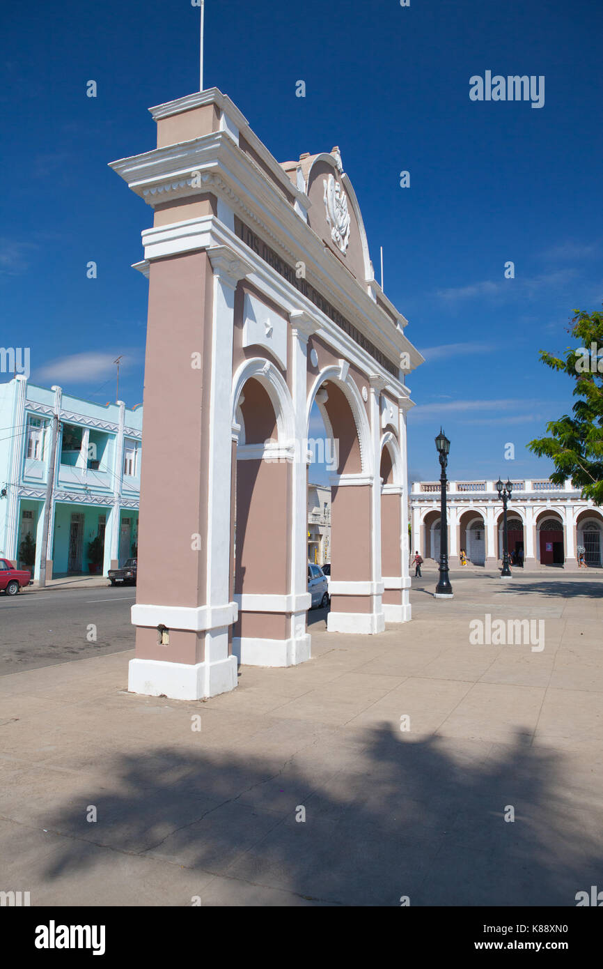 Cienfuegos, Cuba - Gennaio 28, 2017: l'Arco di Trionfo di Jose Marti Park, Cienfuegos (Patrimonio Mondiale UNESCO), Cuba. Cienfuegos, capitale di Cienfueg Foto Stock