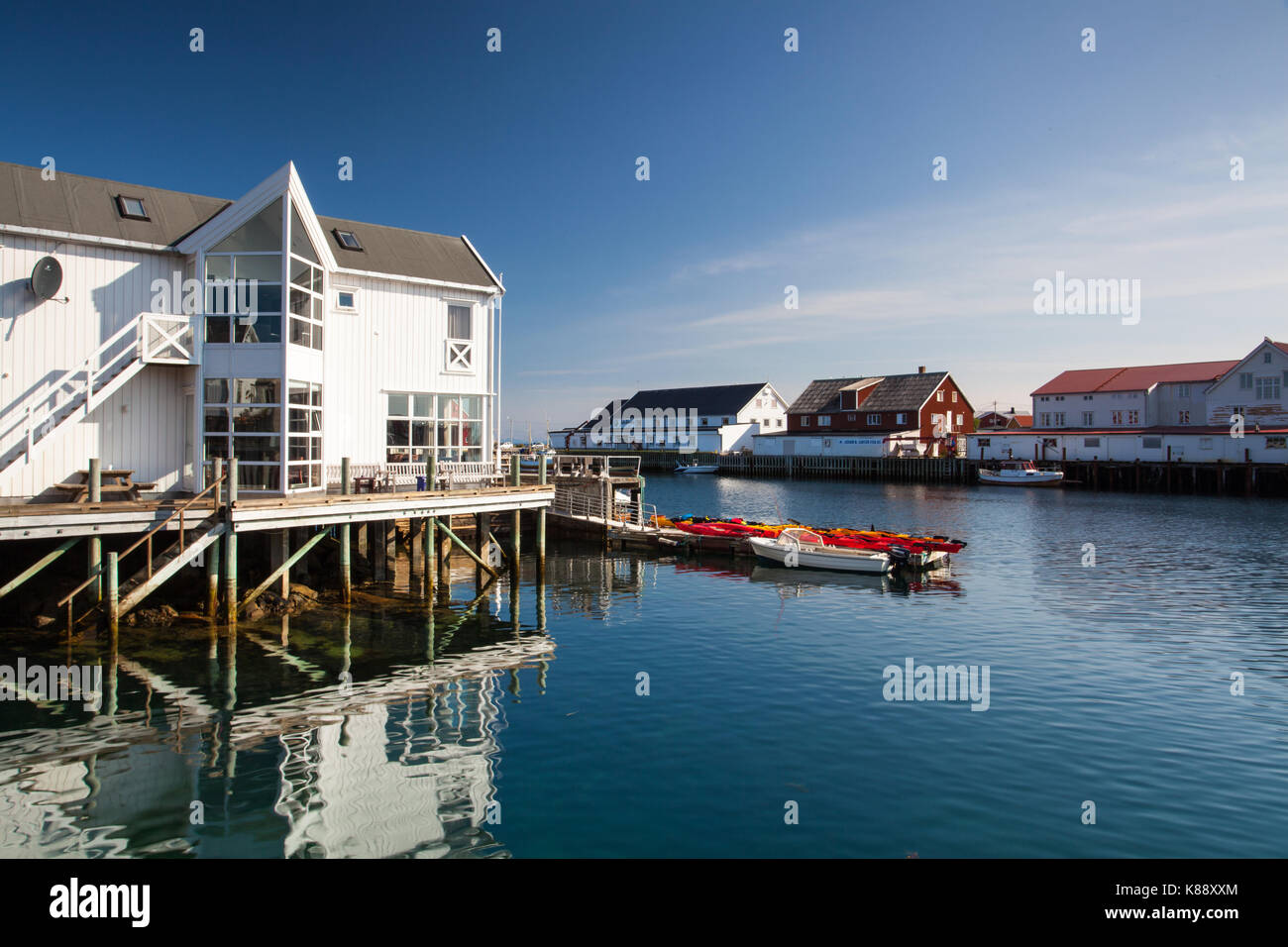 Henningsvaer, Norvegia - agosto 19,2017: il pittoresco porto di pesca in henningsvaer sulle isole Lofoten in Norvegia con rosso tipico degli edifici in legno e piccolo Foto Stock