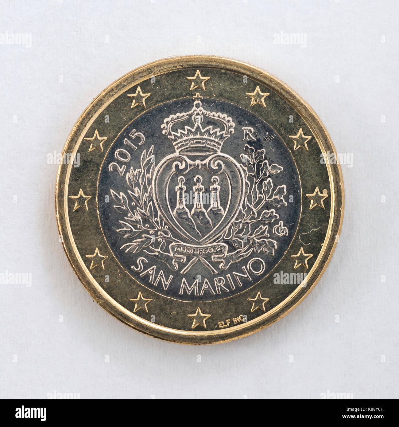 Una moneta in euro con la Repubblica di San Marino lo stemma. Foto Stock