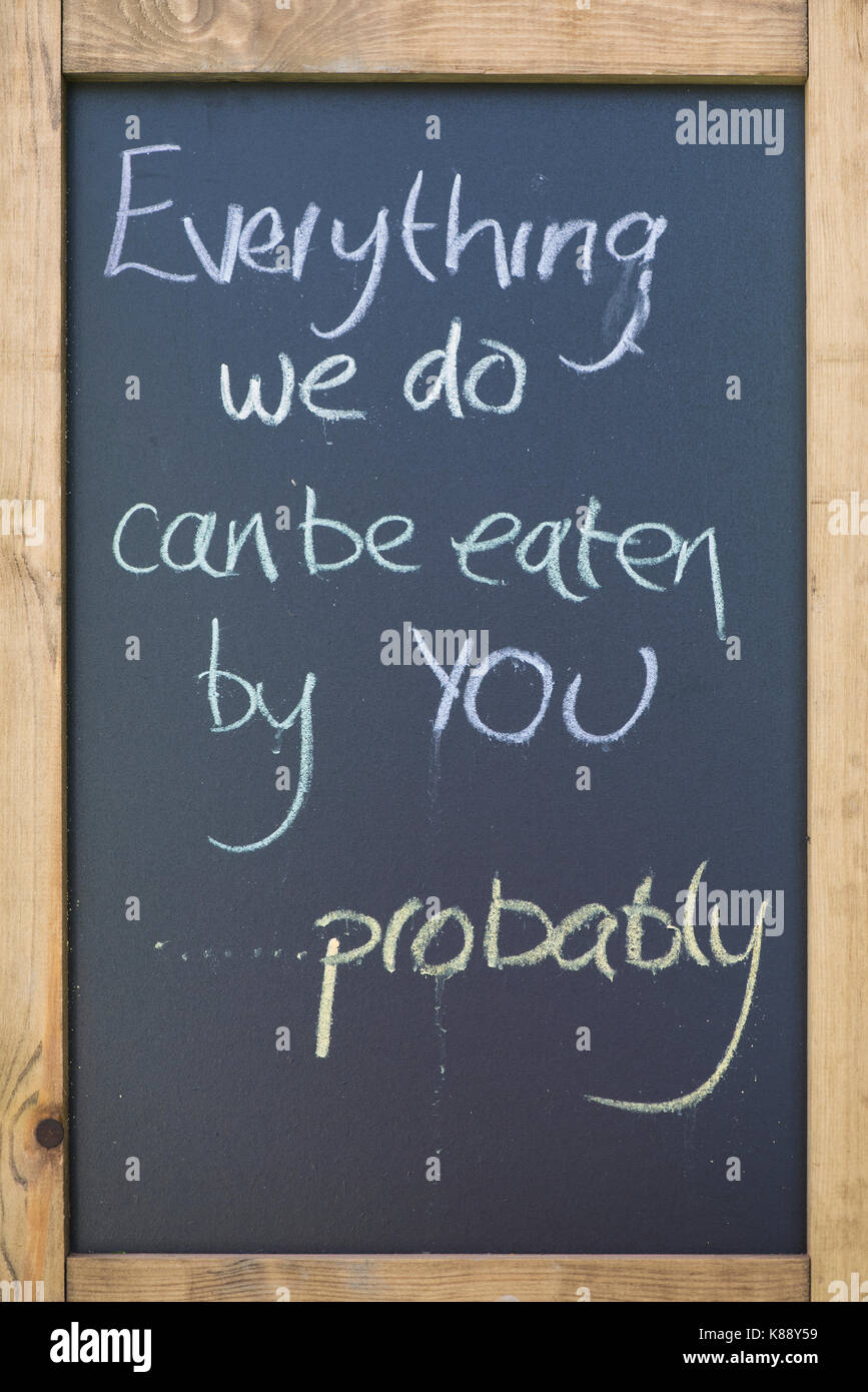 Tutto ciò che facciamo può essere mangiato da voi…probabilmente. I fornitori di sementi chalkboard segno a una mostra del fiore. Regno Unito Foto Stock