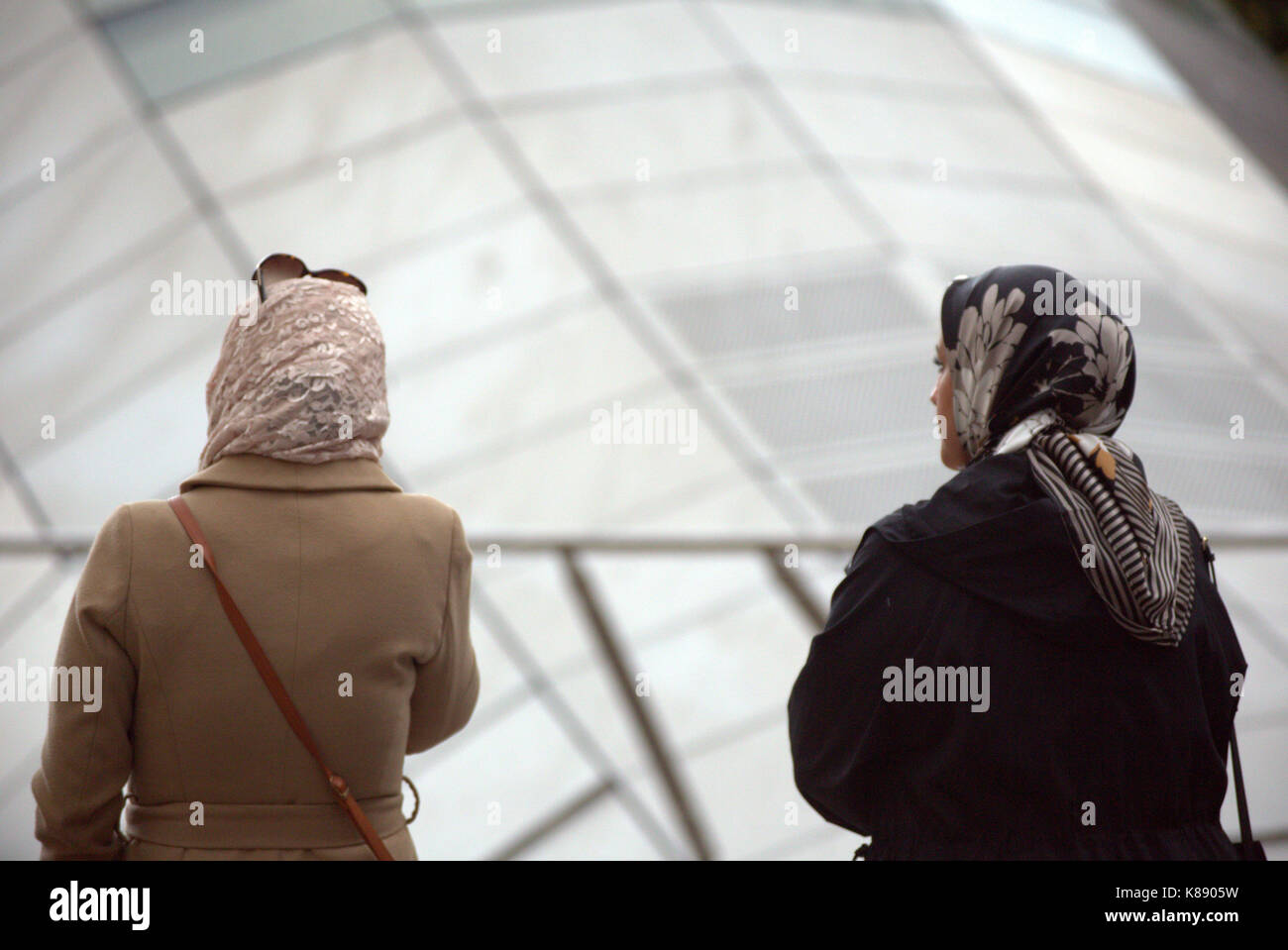 Le giovani ragazze musulmane donna musulmana nel Regno Unito il hijab sciarpa a piedi su Street Glasgow Foto Stock