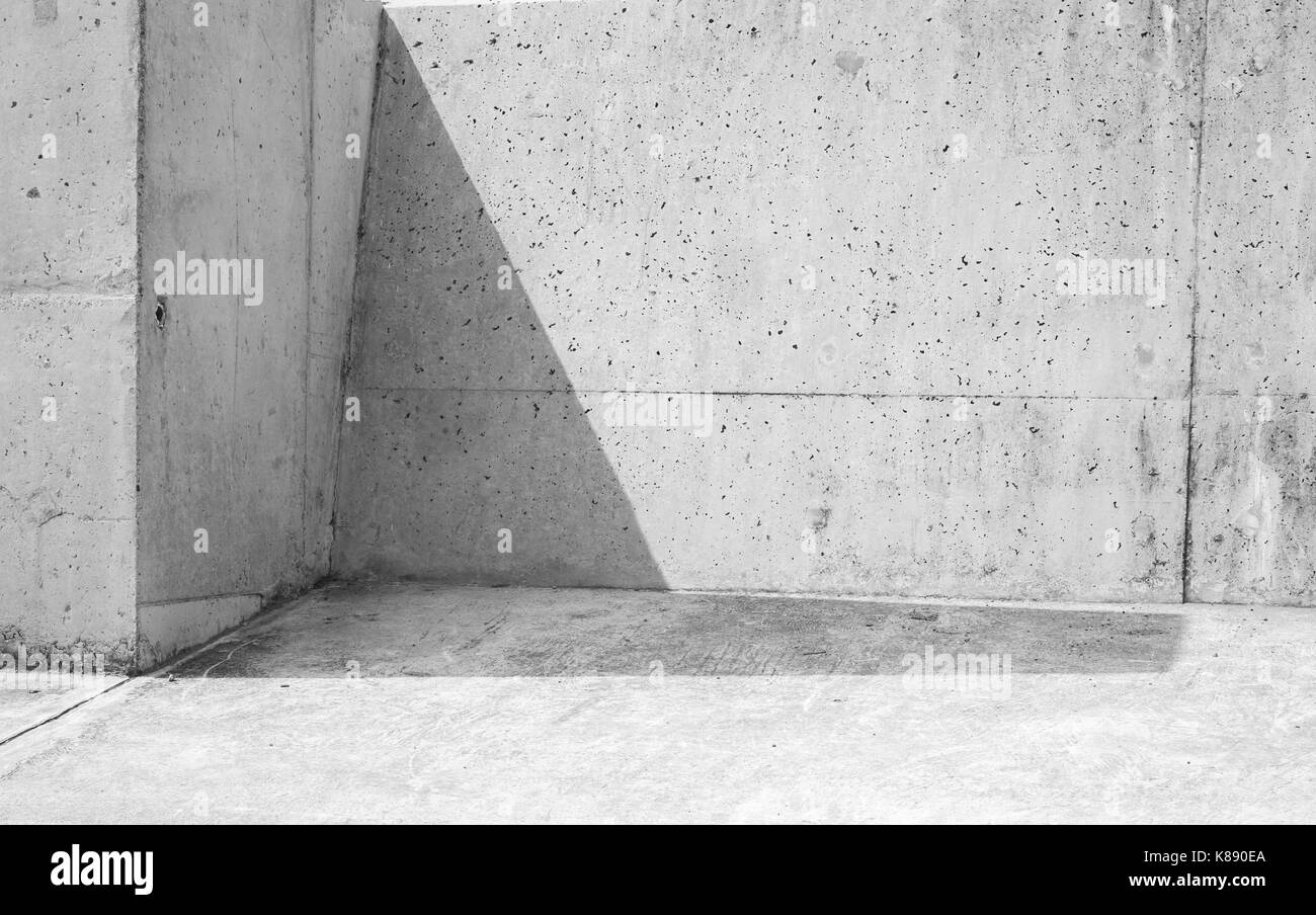 Abstract di calcestruzzo frammento interno. ombra cowers angolo delle pareti di pietra grigia e pavimento Foto Stock