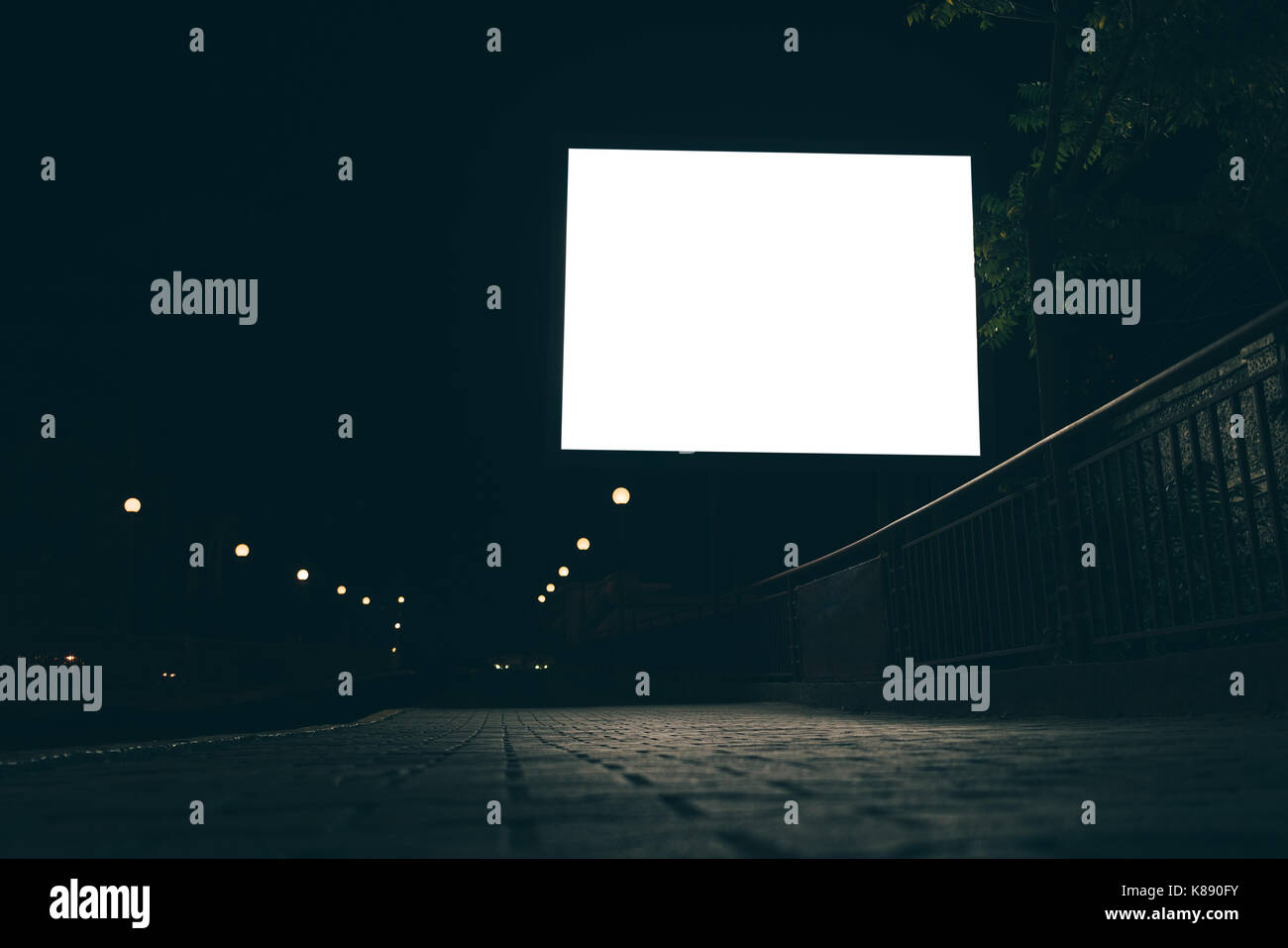 Vuoto nella schermata di pubblicità in strada di notte, angolo basso le riprese Foto Stock