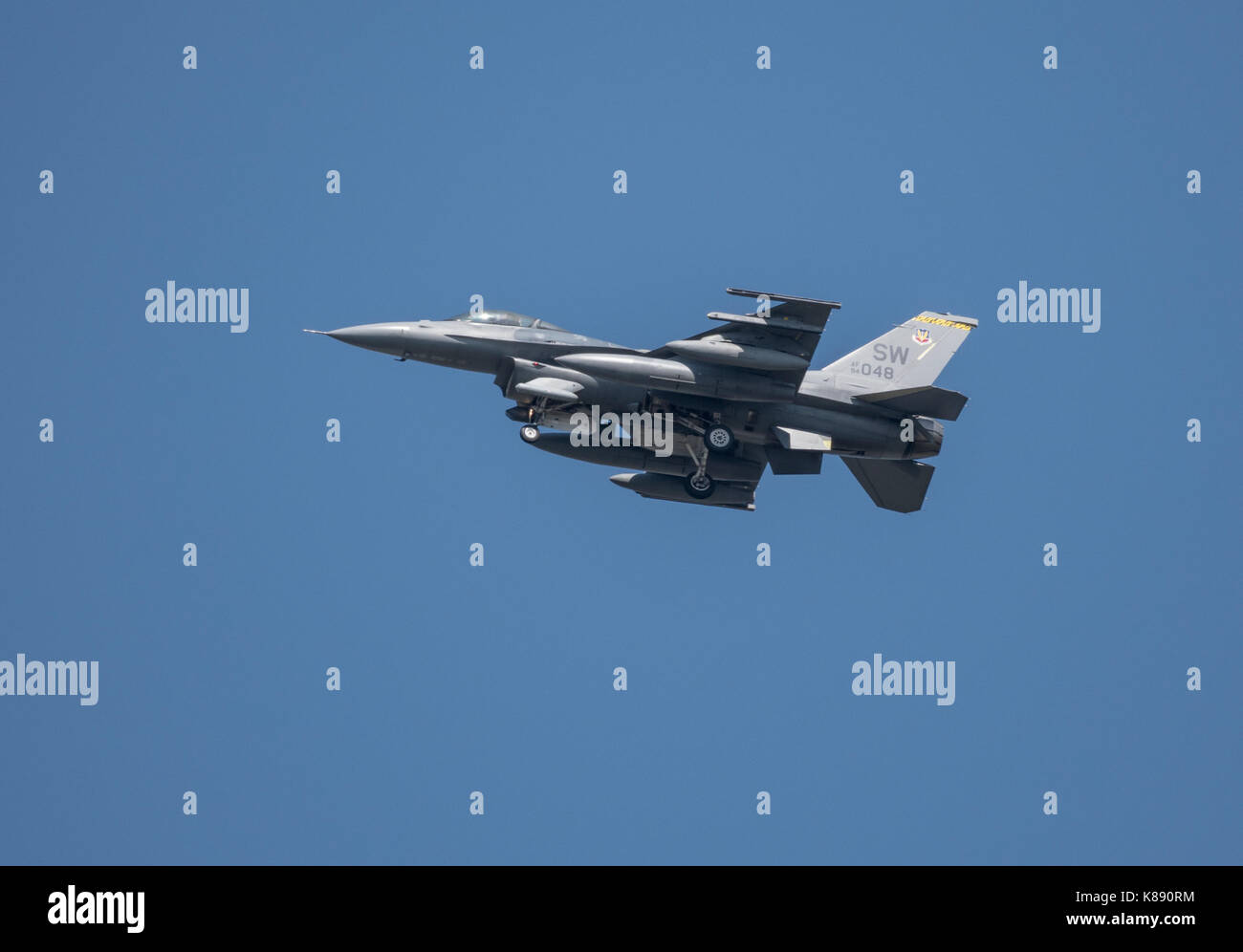 Bossier City, la., U.S.A. - Sept. 8, 2017: un US Air Force f16cm vola sopra la città, avvicinando barksdale Air Force Base. è stato uno dei molti velivoli del tipo AW Foto Stock
