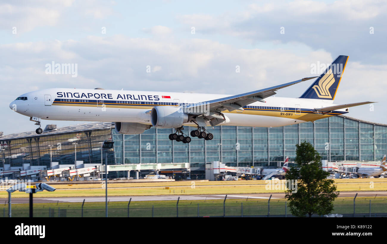 Un Boeing 777 widebody aereo di linea di Singapore Airlines si avvicina all'aeroporto Heathrow di Londra la pista 09l. Foto Stock