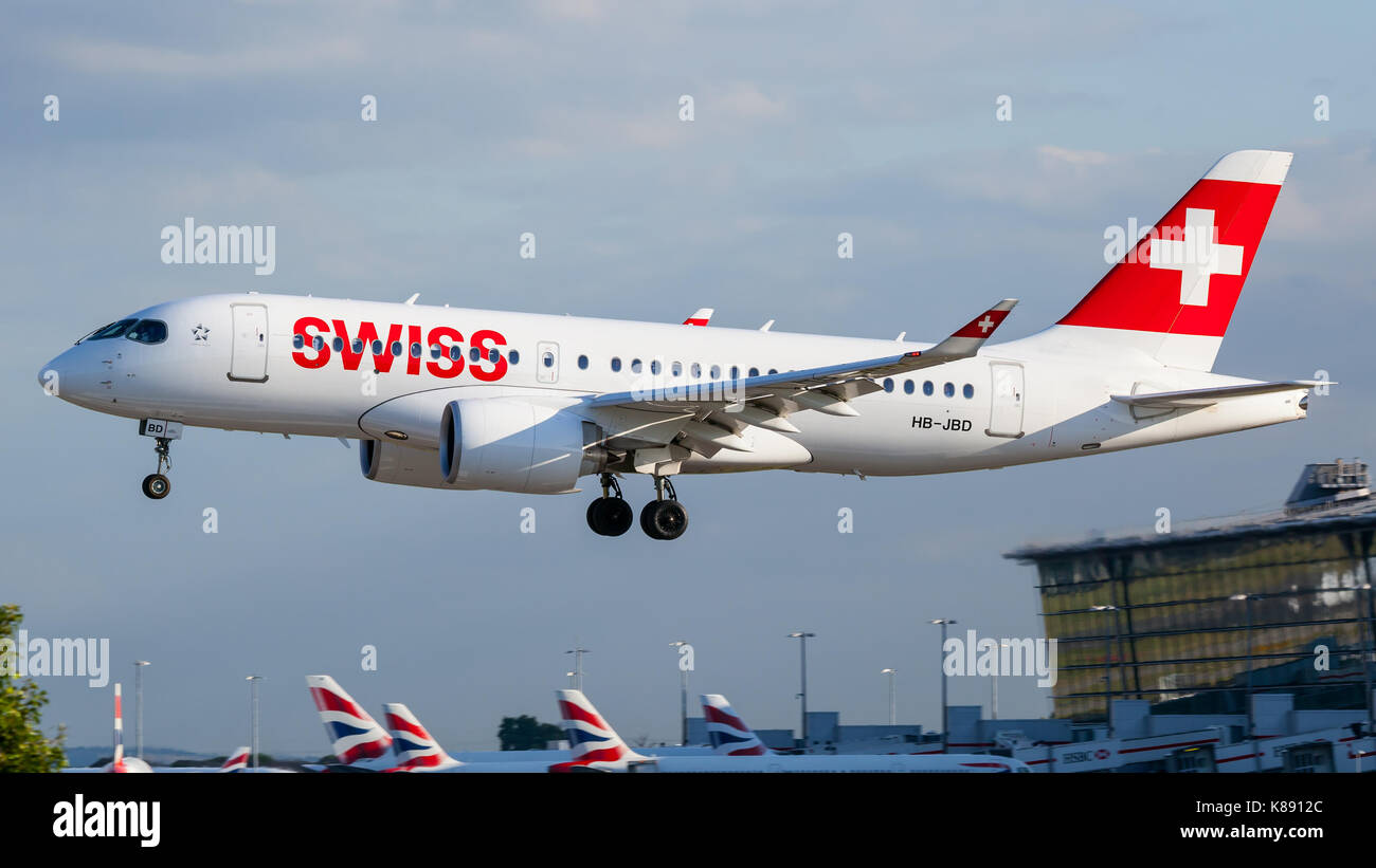 Un Bombardier cseries cs100 di Swiss si avvicina all'aeroporto Heathrow di Londra la pista 09l. Foto Stock