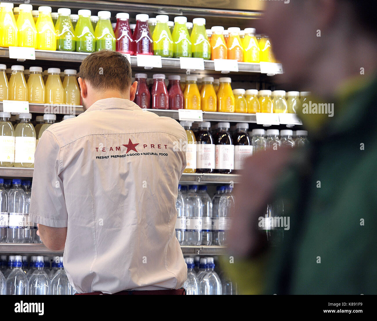 Il personale lavora nel negozio Pret A Manger di Melcombe Street, nel centro di Londra. Il gruppo filippino di fast food Jollibee Foods Corp è riferito eyeing una potenziale acquisizione della catena britannica del sandwich che potrebbe valutare l'azienda britannica a più di un miliardo di dollari (£738 milioni). Foto Stock