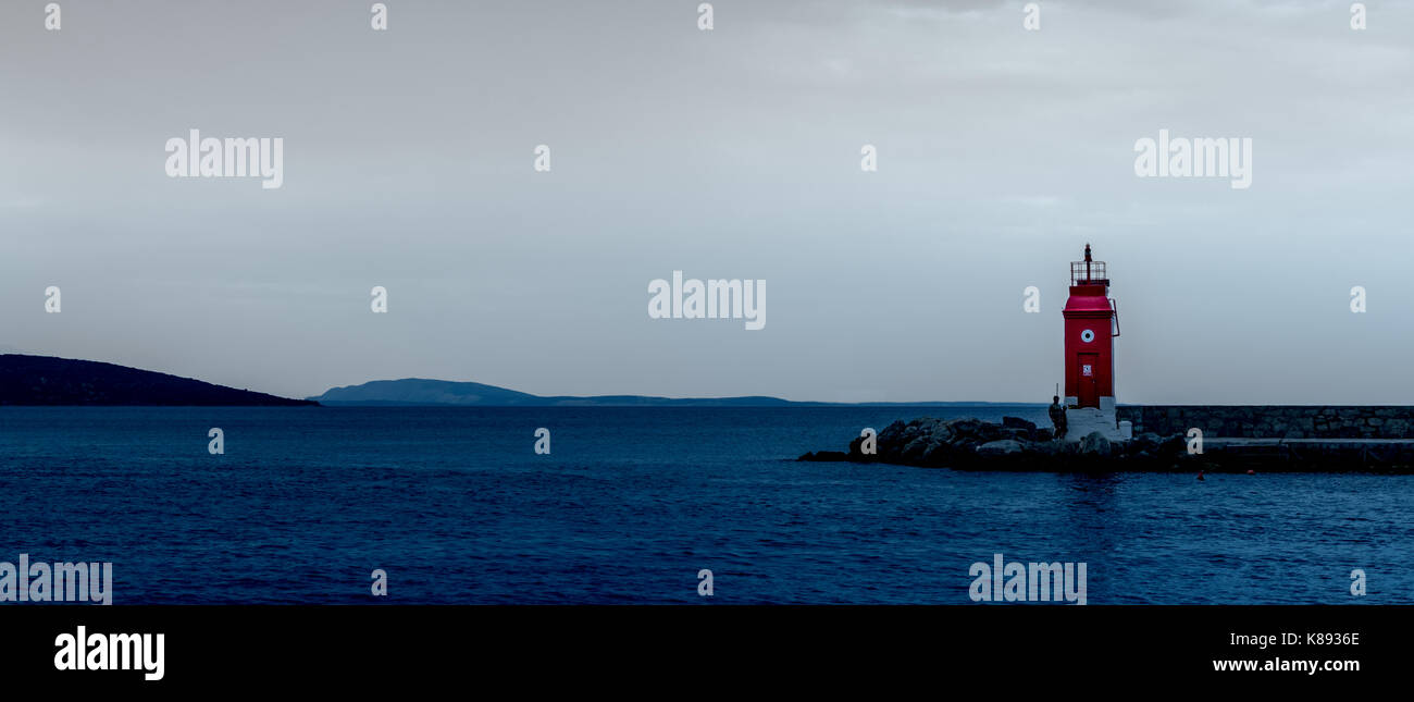 Faro rosso in mare, Krk Croazia Foto Stock