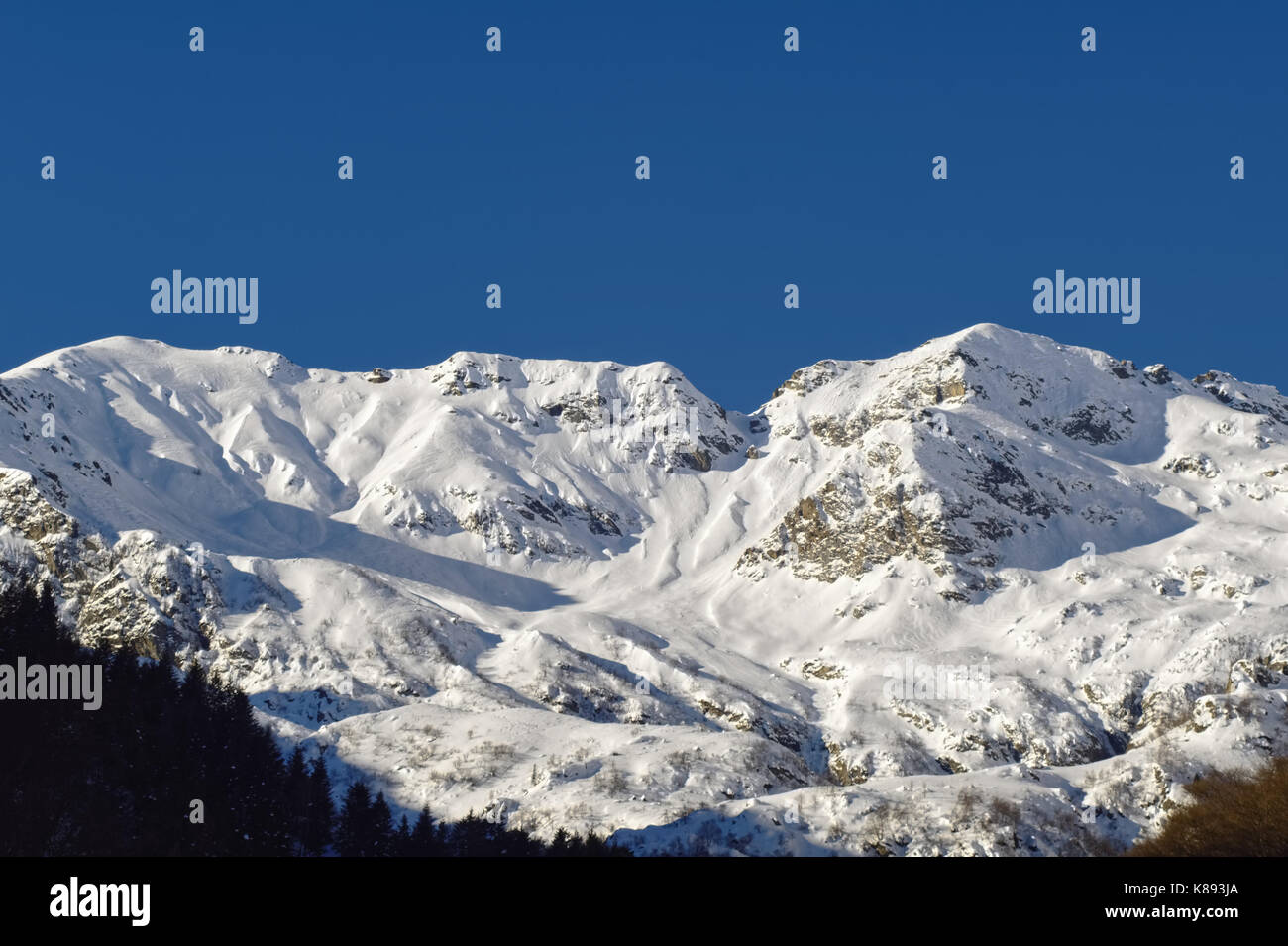 Vertice nevoso con il cielo blu, il fuoco selettivo sulle Alpi italiane. punta chaparelle, biella, Italia Foto Stock