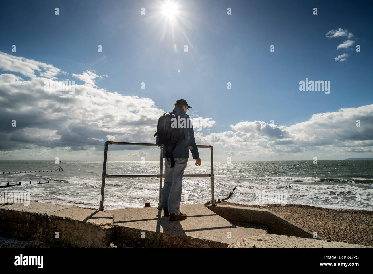 Uomo che guarda al mare immagini e fotografie stock ad alta risoluzione