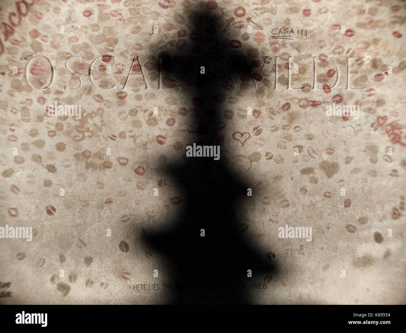 Tomba di scrittore irlandese Oscar Wilde coperte in più segni di rossetto e baci lasciato da ammiratori. Cimitero di Père Lachaise di Parigi, Francia. Foto Stock