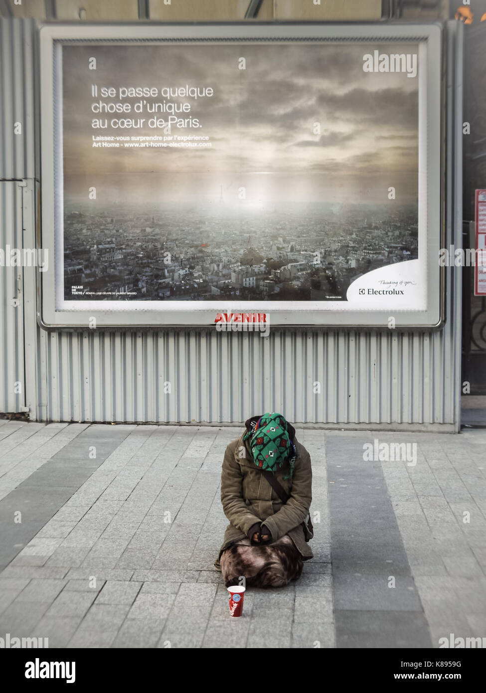 Un mendicante donna per le strade di Parigi, Francia. Foto Stock