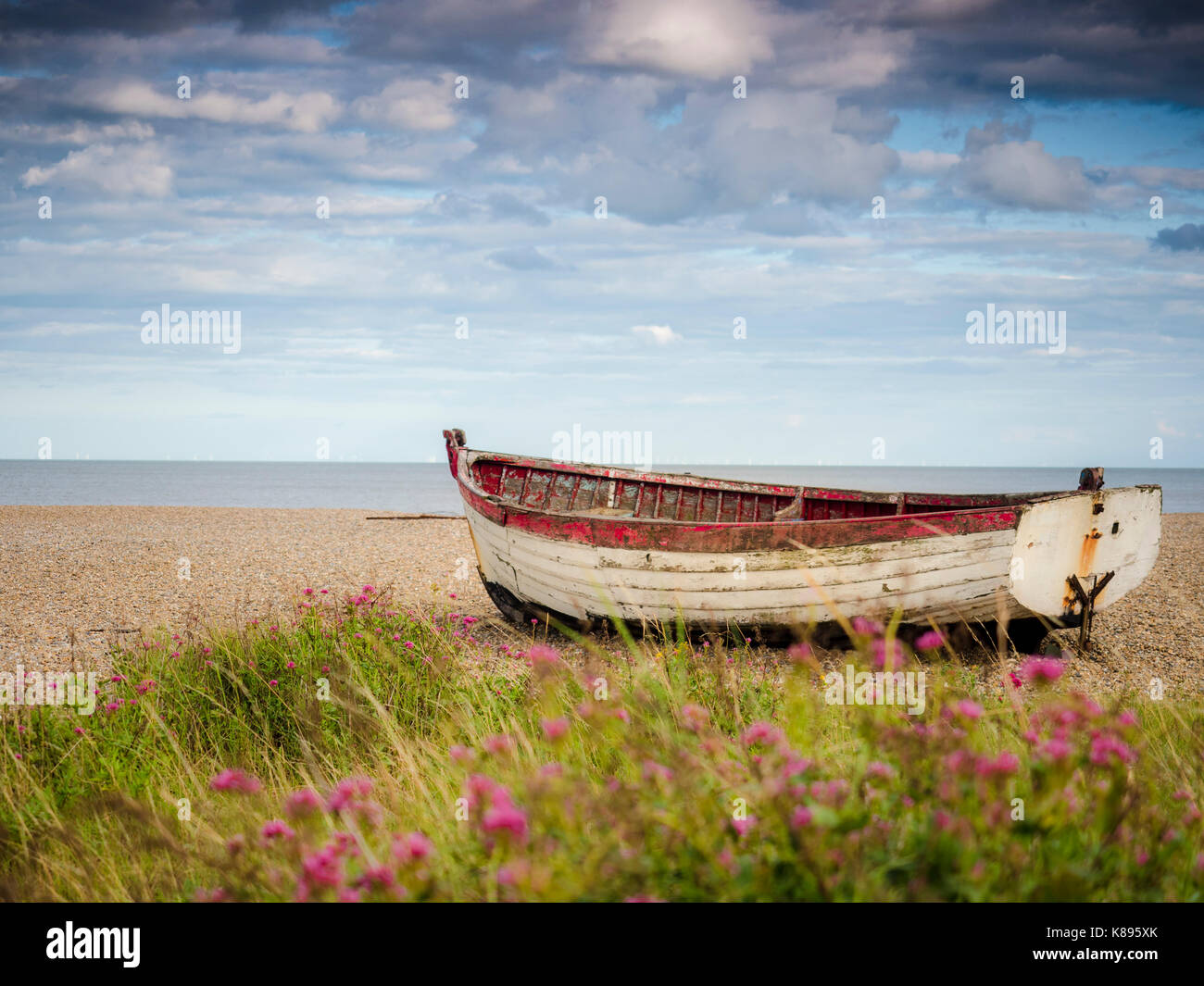 Piccole barche di pescatori sulla spiaggia di aldeburgh. Foto Stock