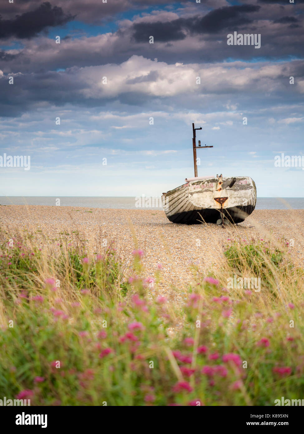 Piccole barche di pescatori sulla spiaggia di aldeburgh. Foto Stock