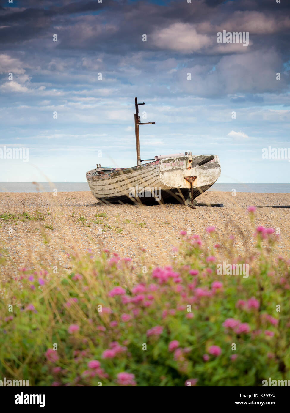 Piccole barche di pescatori sulla spiaggia di aldeburgh. Foto Stock