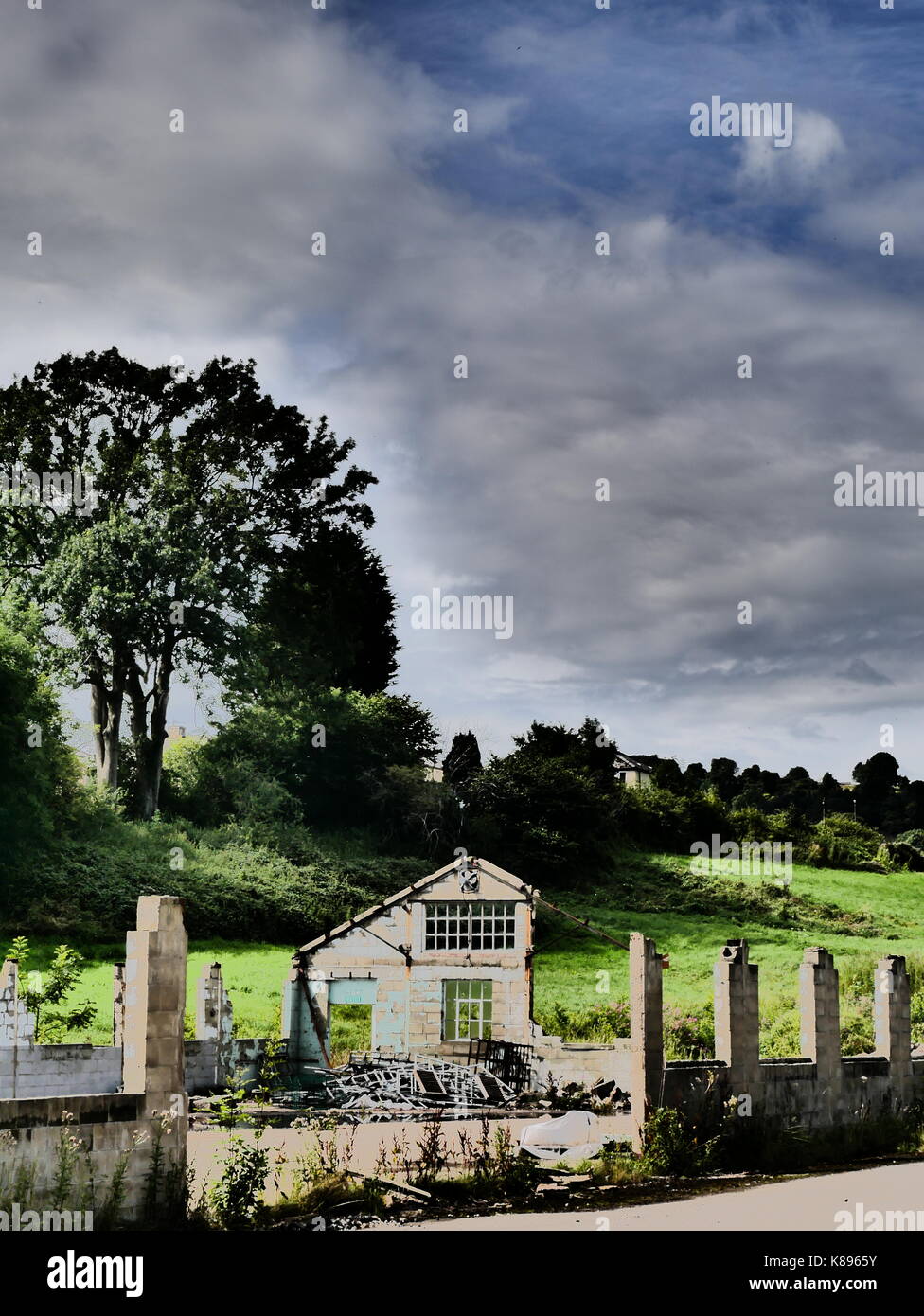 Il frontone è tutto ciò che rimane di questo edificio a haarlem mill, wirksworth, Derbyshire. Foto Stock