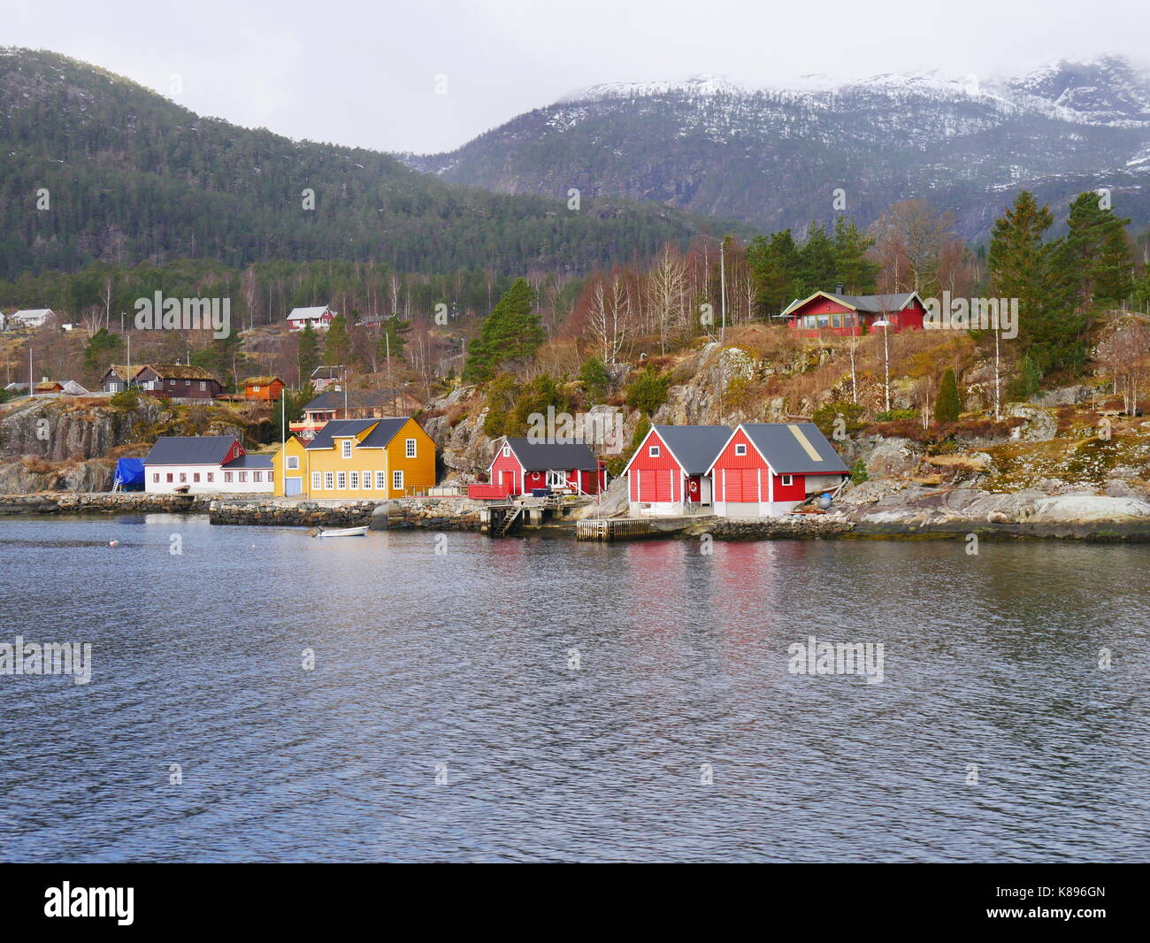 Case colorate ai margini del fiordo, Osterfjorden, Norvegia Foto Stock