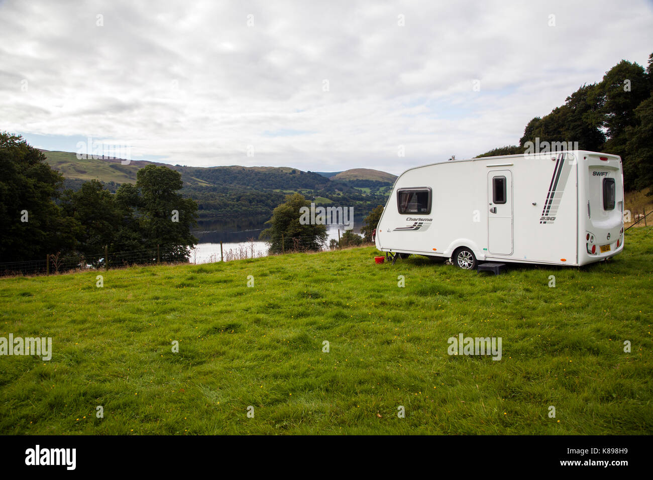 Touring caravan e camper su una carovana del rally guardando oltre Bala Lake nel Galles del Nord Foto Stock