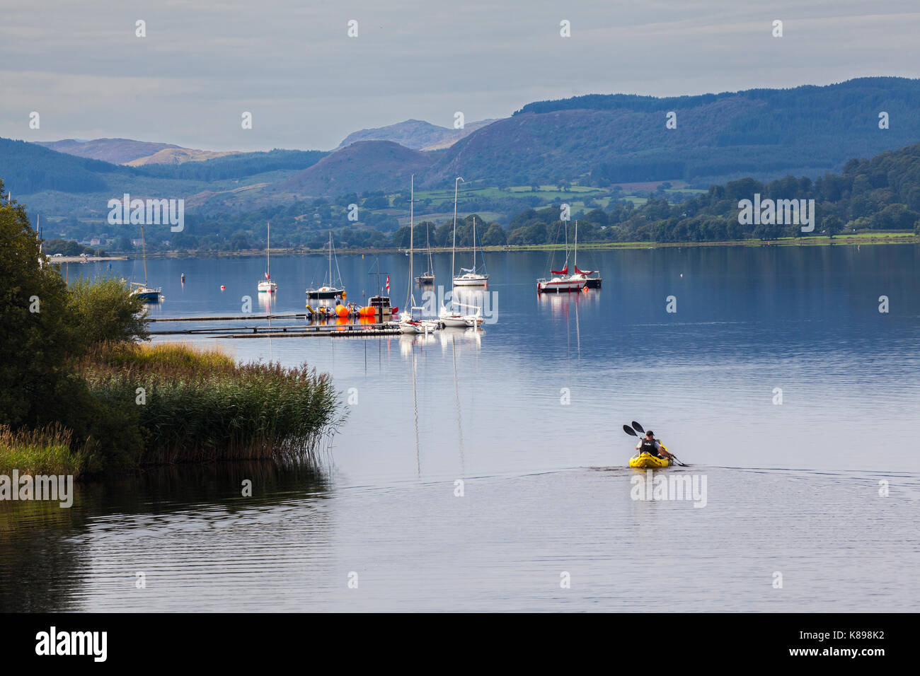 Barche a vela kayak canoa sul lago di Bala o Llyn Tegid Gwynedd Galles del Nord Foto Stock