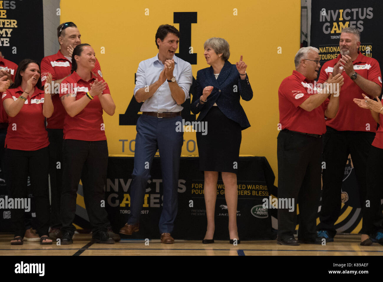 Il primo ministro theresa maggio e il primo ministro canadese justin trudeau assistere ad una sedia a rotelle gioco di basket con invictus giochi gli atleti durante la sua visita a Ottawa in Canada. Foto Stock