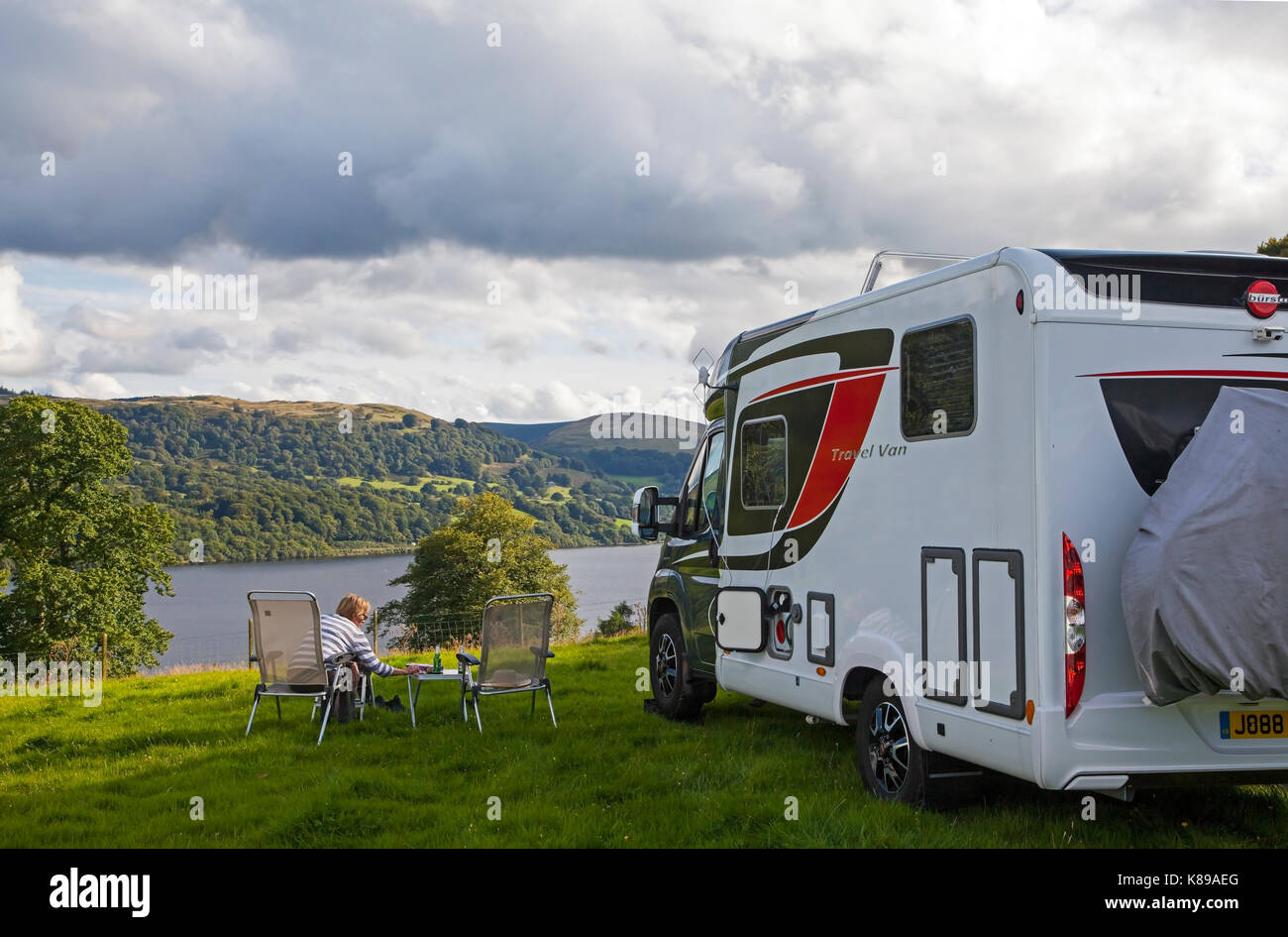 Touring caravan e camper su una carovana del rally guardando oltre Bala Lake nel Galles del Nord Foto Stock