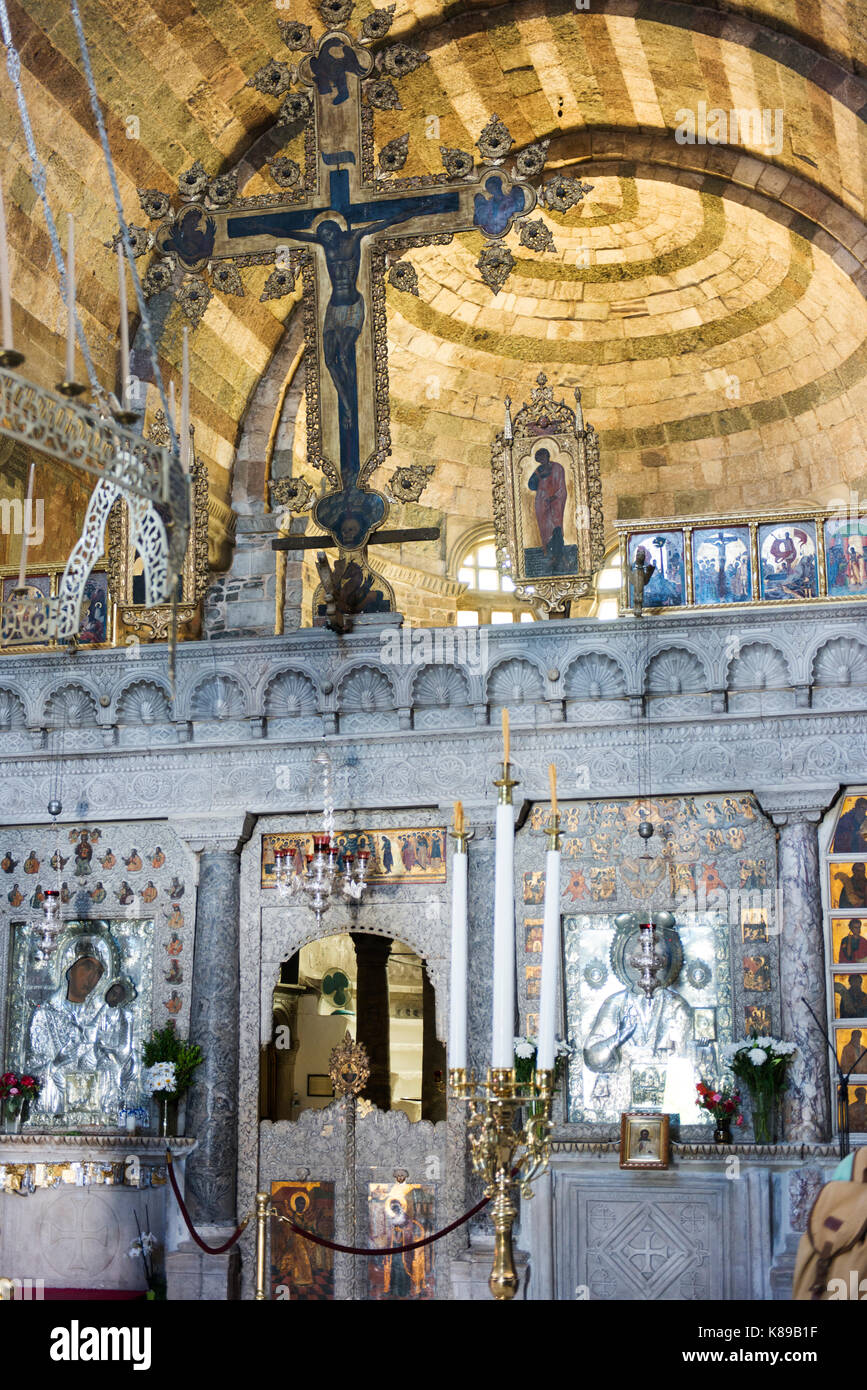 L'iconostasi interno panagia ekatontapiliani, conosciuta anche come la chiesa di 100 porte. una chiesa bizantina risalente al IV secolo d.c. Foto Stock