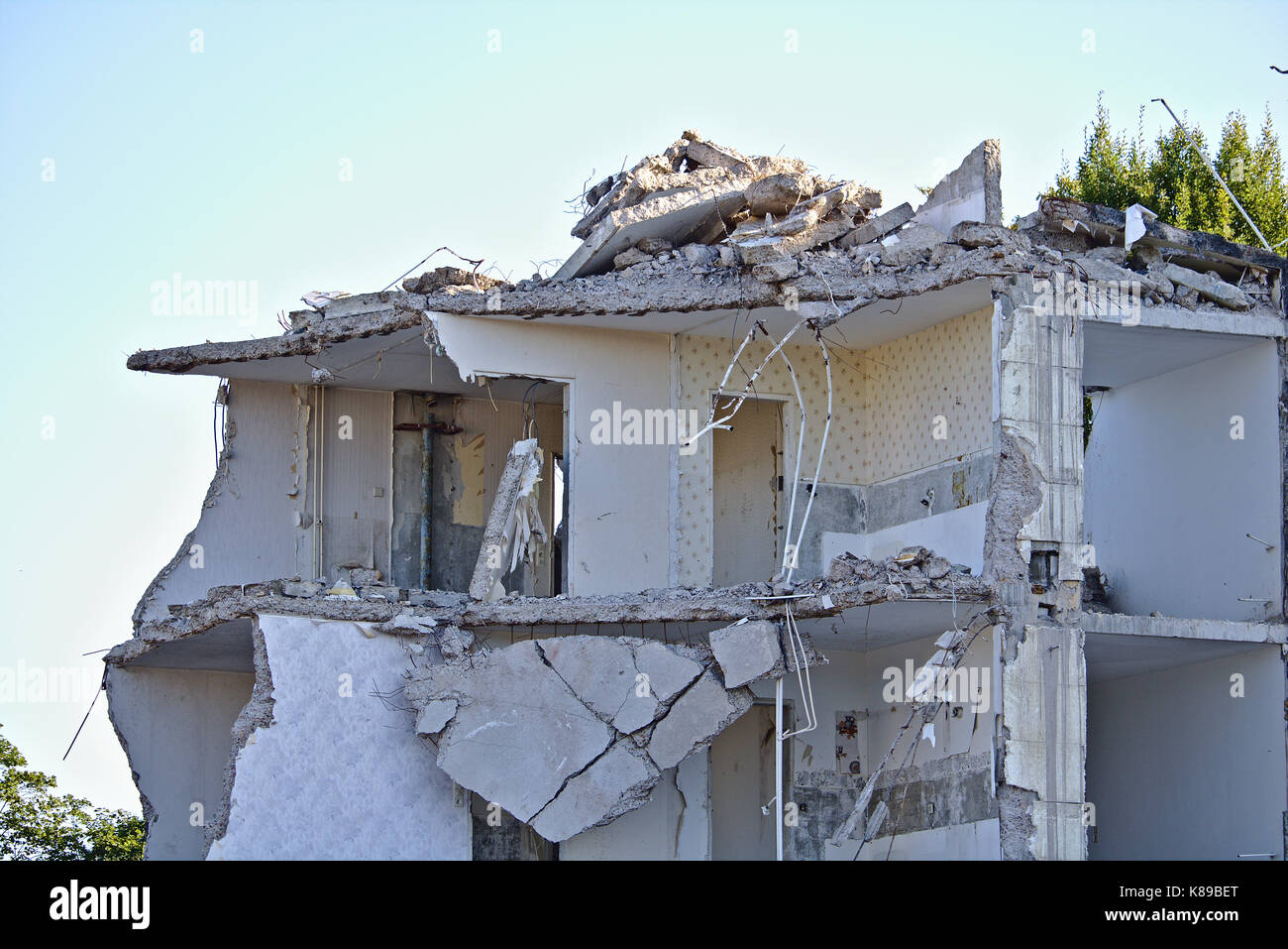 La rovina di un parzialmente demolita appartamento edificio (piano superiore) Foto Stock