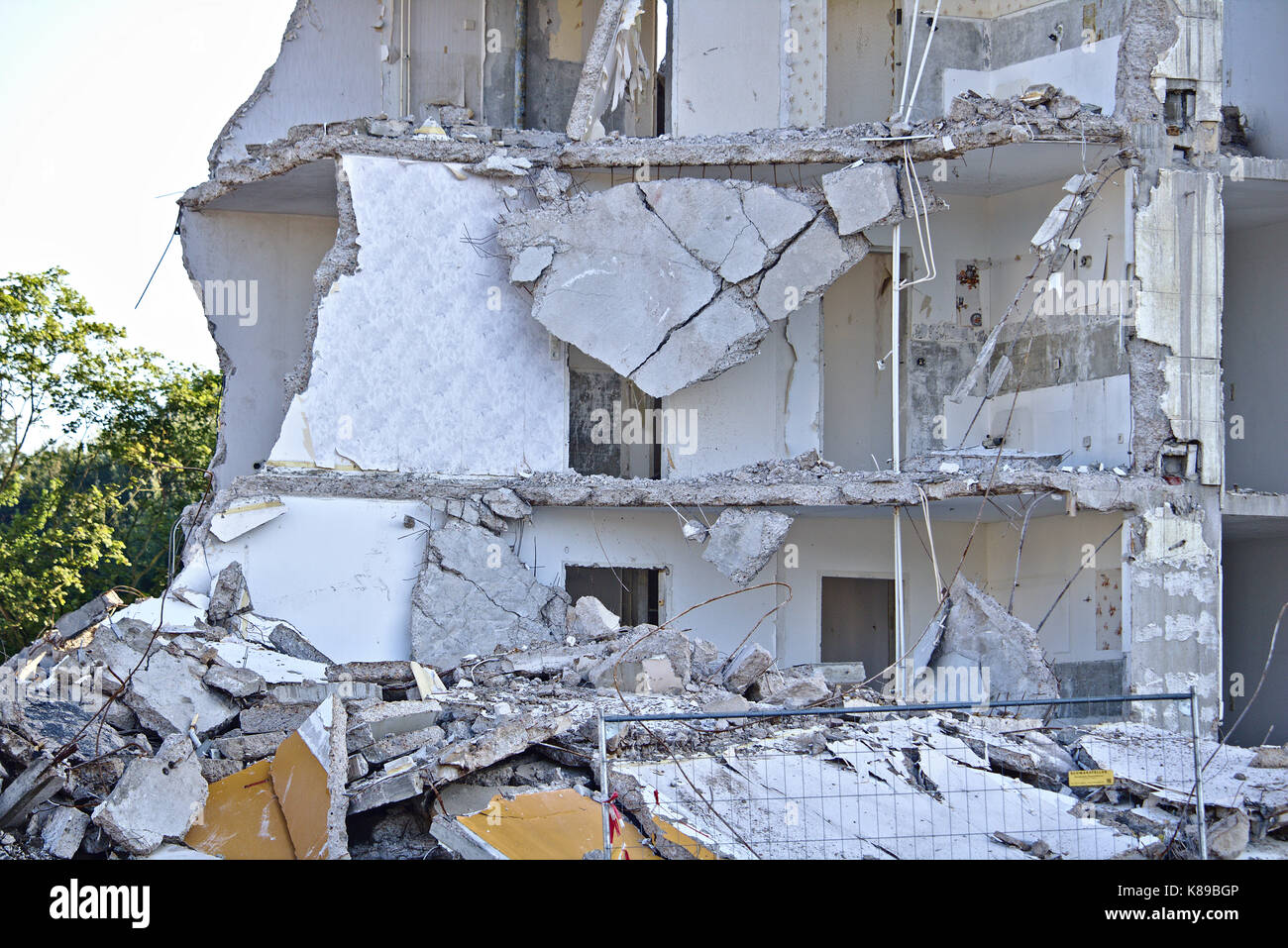 La rovina di un parzialmente demolita appartamento edificio (piano terra) Foto Stock