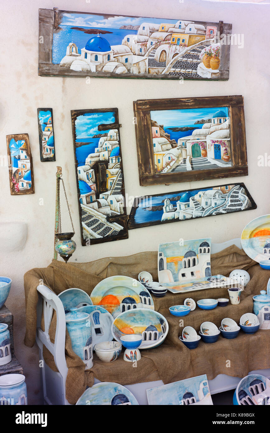 Gli oggetti in vendita che illustrano tipici isola greca scene di Santorini. Foto Stock