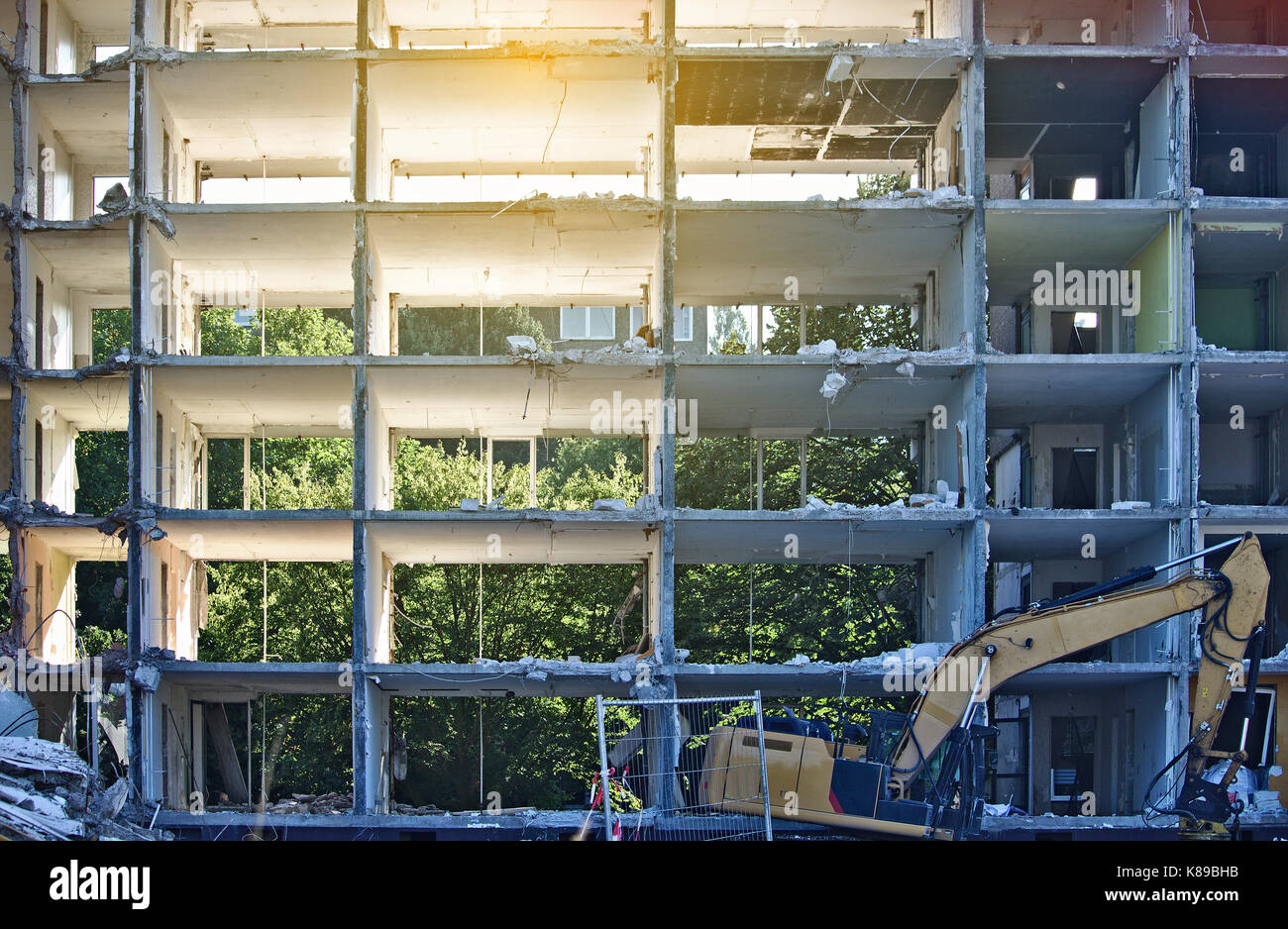 Demolita appartamento edificio con pareti esterne mancante, illuminate dalla luce del sole Foto Stock