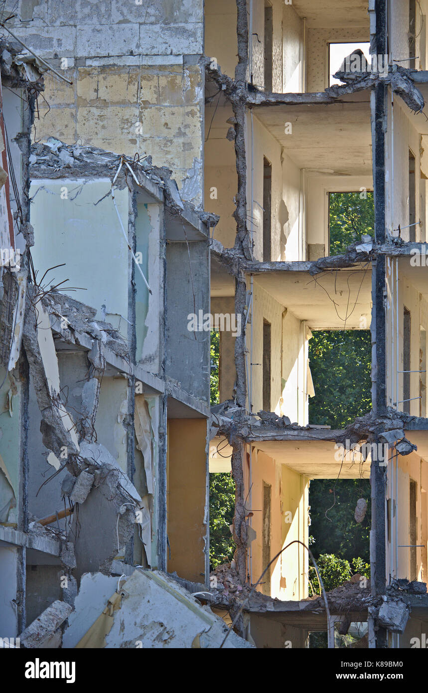 Inquadratura ravvicinata del demolito palazzo residenziale con l'esterno anteriore e la parete posteriore assente Foto Stock