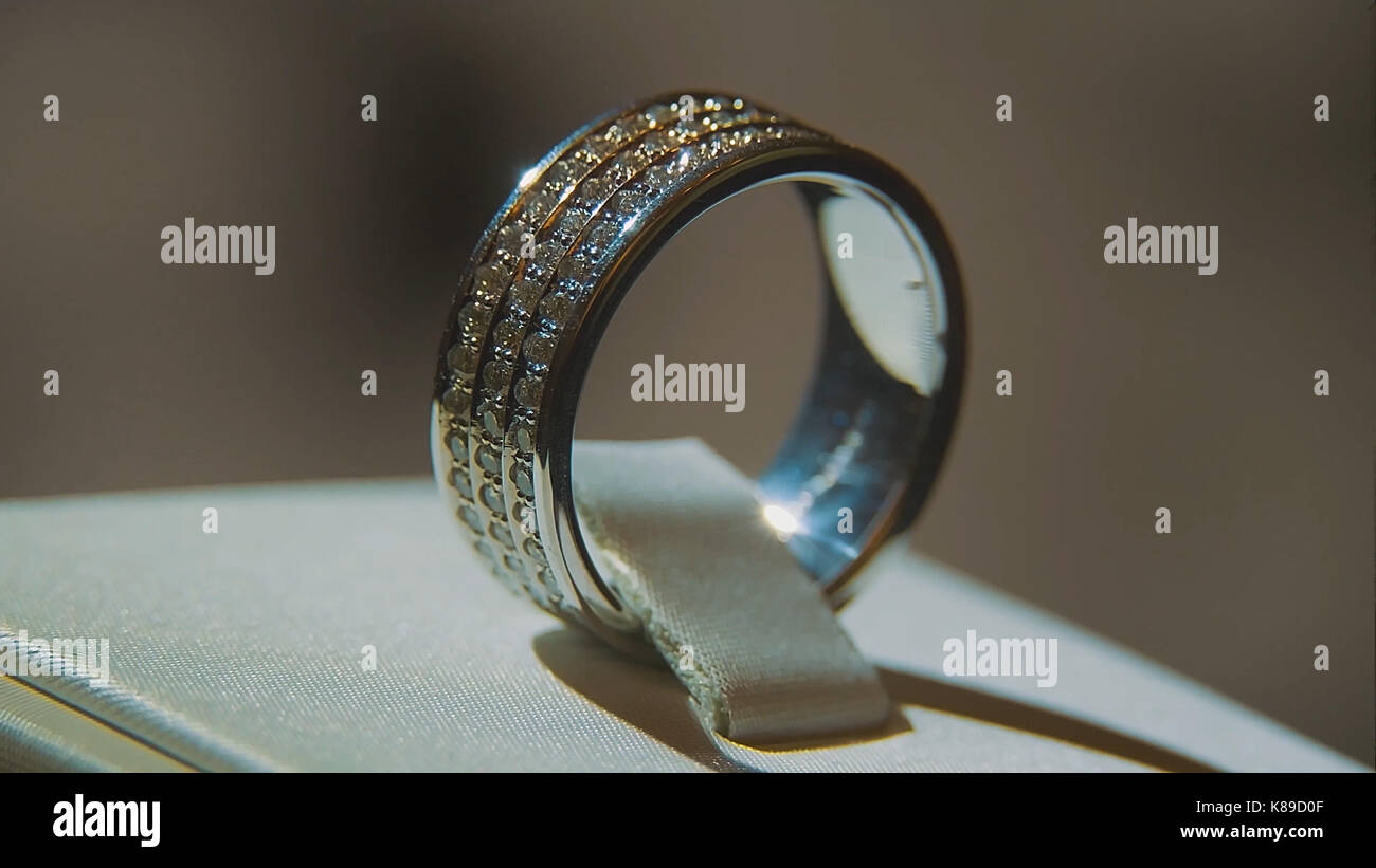 Preziosi anelli di diamante. lusso raffinati gioielli con diamanti la  finestra di visualizzazione con anello pedente. oro Anello con Brillante  isolati su sfondo nero Foto stock - Alamy