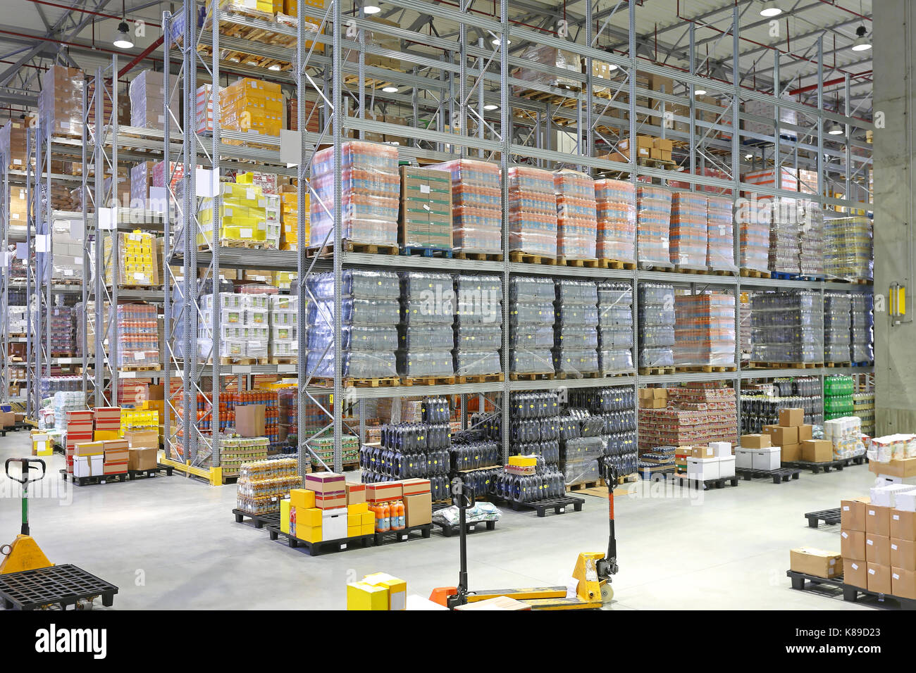 Grande centro di distribuzione edificio magazzino interno Foto Stock