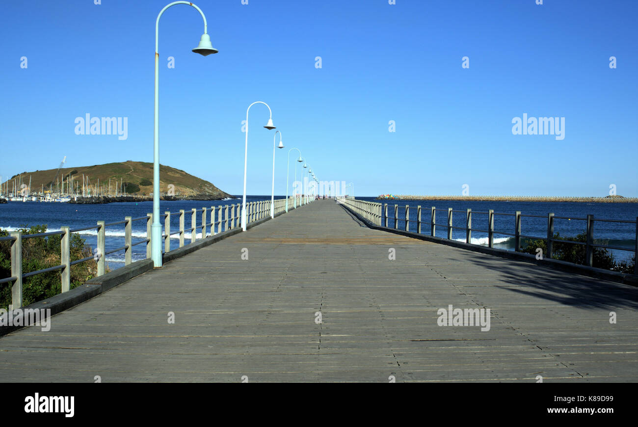 Ampia vista del molo, Coffs Harbour, una destinazione di vacanza in Australia. In vista sono jetty, turisti, visitatori, persone, mare e Muttonbird Island Foto Stock