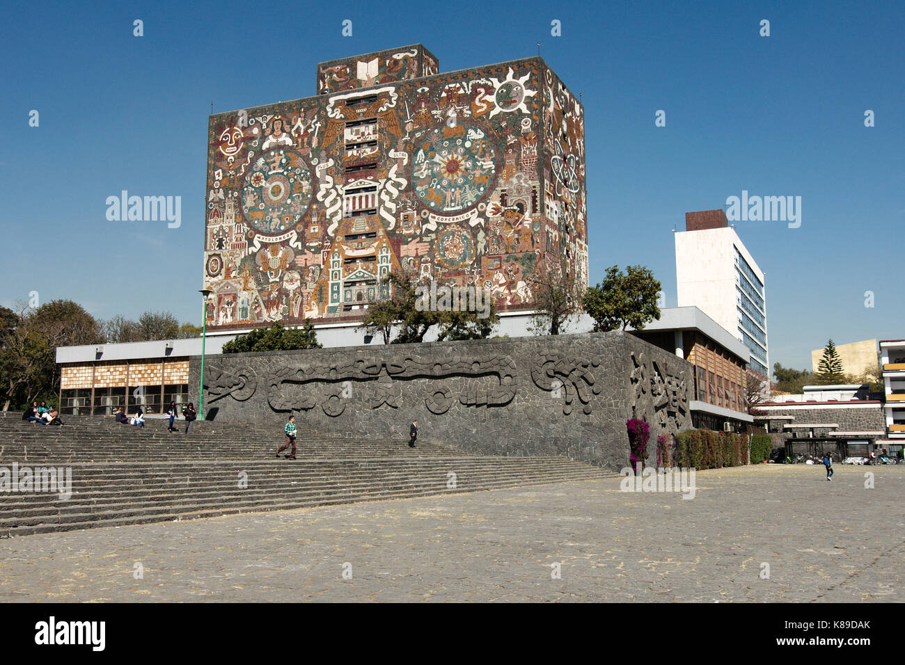 Città del Messico, Messico - 2013: Biblioteca centrale dell'Università Nazionale Autonoma del Messico (UNAM), creata dall'artista messicano Juan o'Gorman. Foto Stock