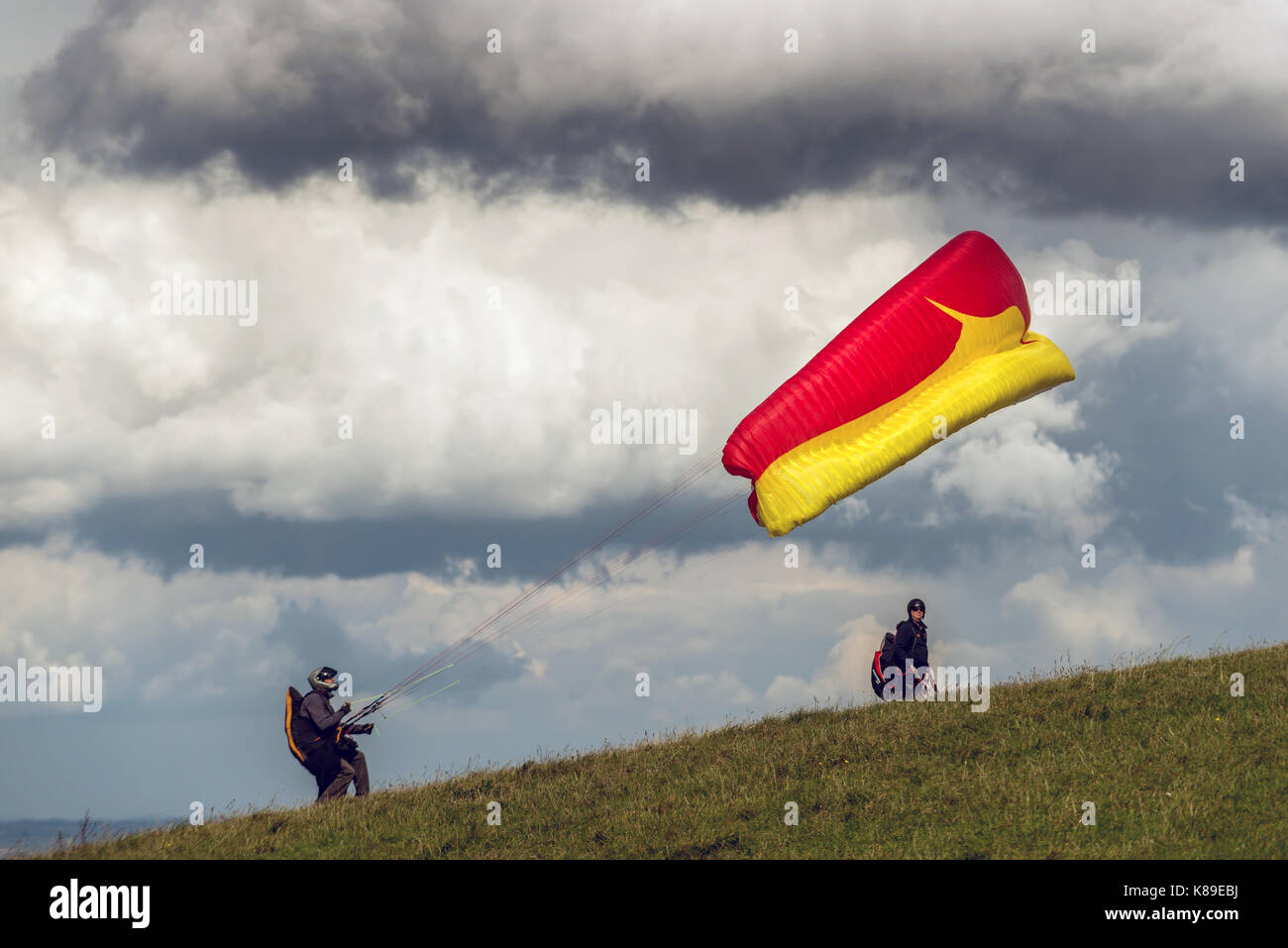 Brighton, Regno Unito. Xviii Sep, 2017. parapendio sul South Downs a Devil's Dyke, vicino a Brighton, east sussex, oggi, durante le mutevoli condizioni meteorologiche. Credito: Andrew hasson/alamy live news Foto Stock