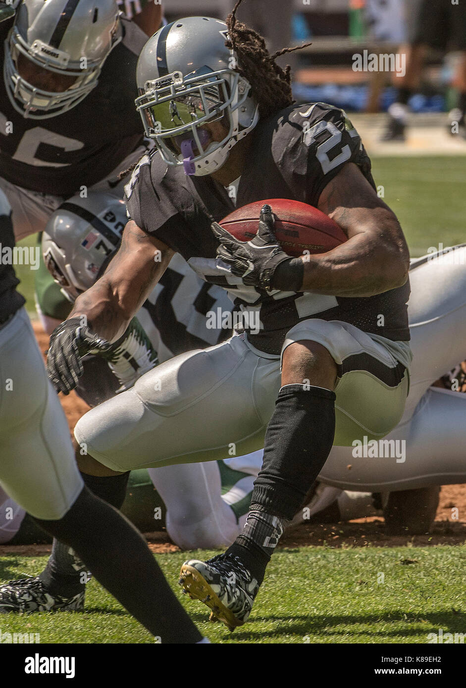 17 settembre 2017: Oakland Raiders running back Marshawn Lynch (24) gira su Domenica, 17 settembre 2017, a Oakland-Alameda County Coliseum a Oakland, in California. I raider hanno sconfitto i getti 45-20. Al di Golub/CSM Foto Stock